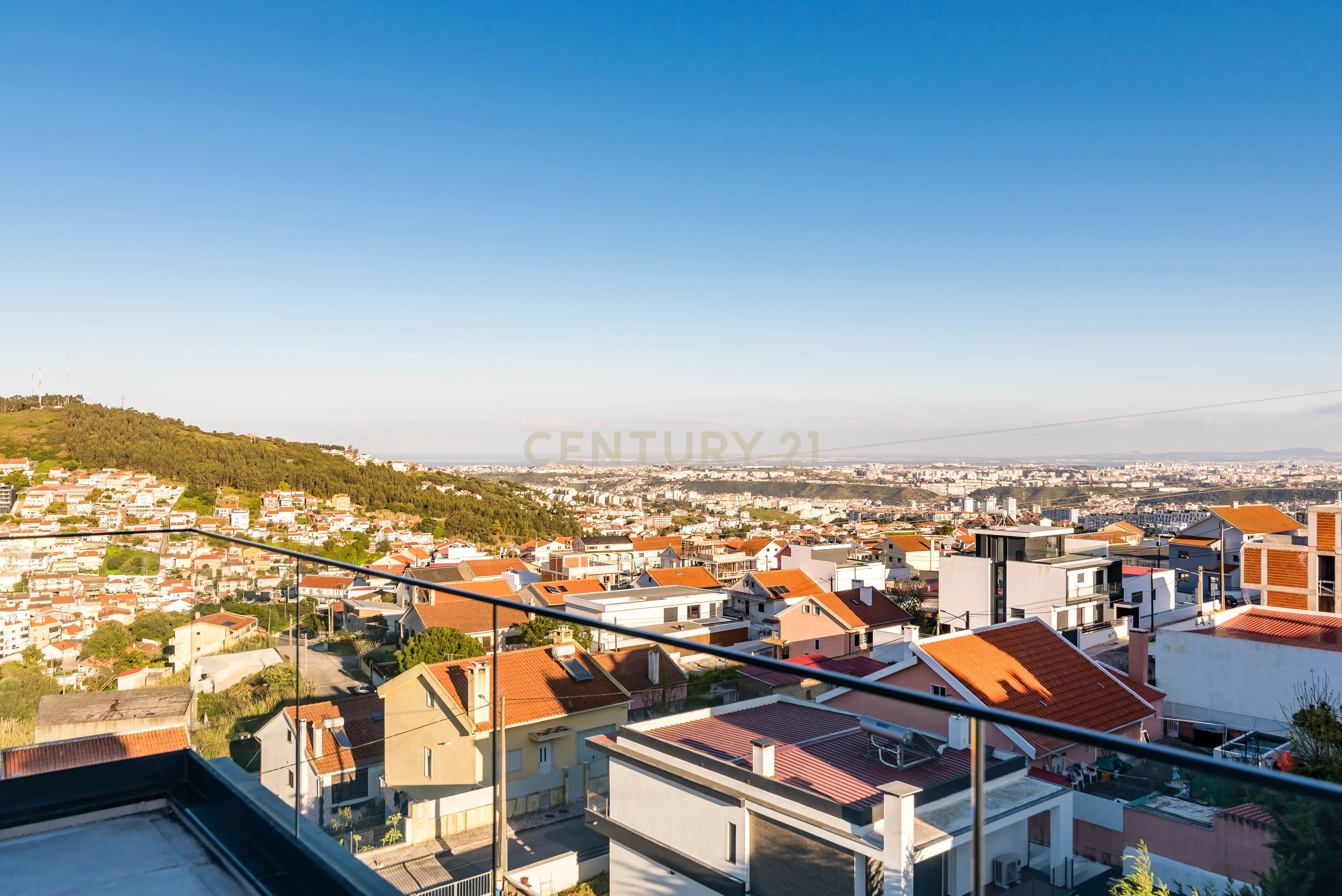 Luxuosa Moradia T4 com Piscina e Vista Panorâmica em Odivelas - Image 41