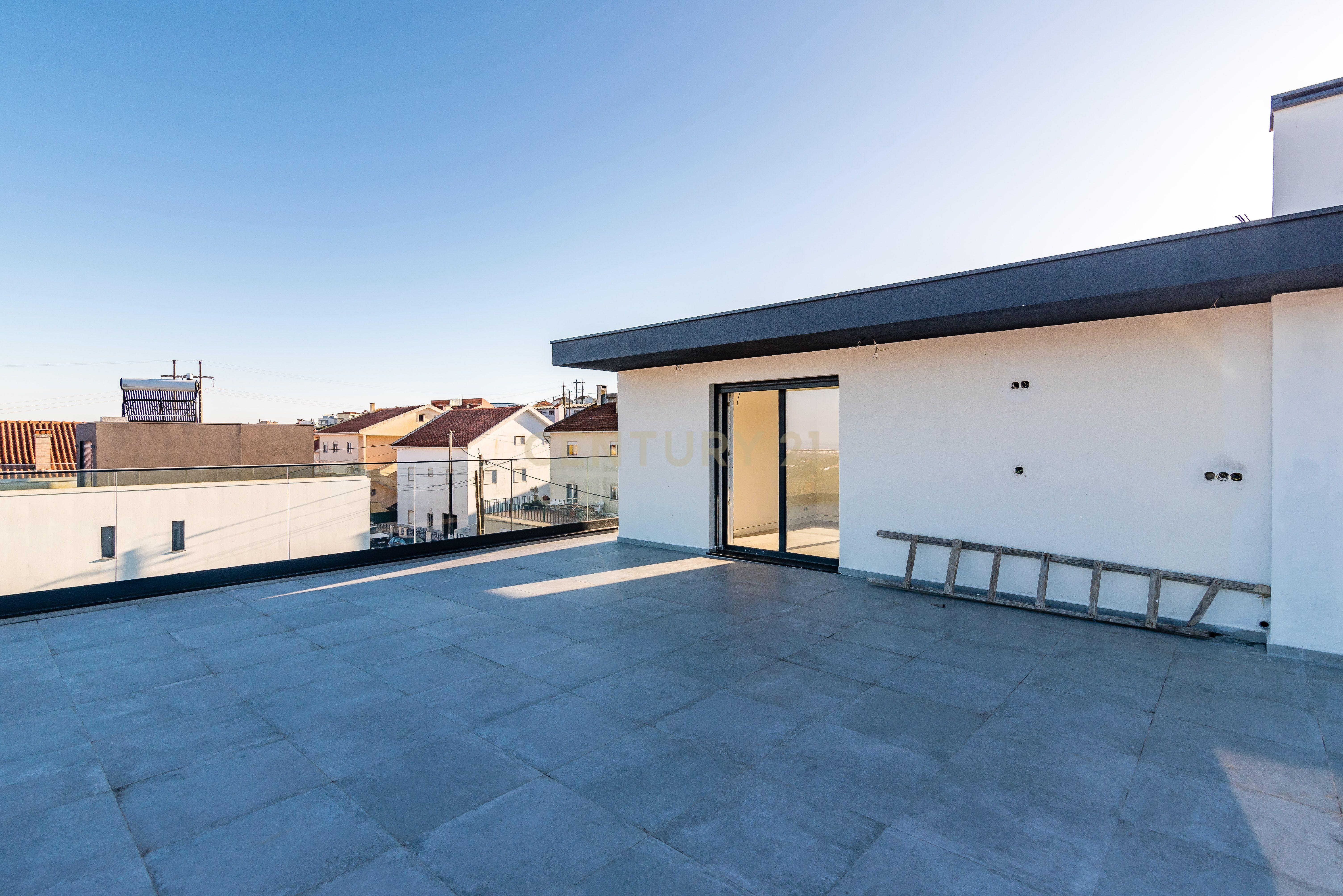 Luxuosa Moradia T4 com Piscina e Vista Panorâmica em Odivelas - Image 50