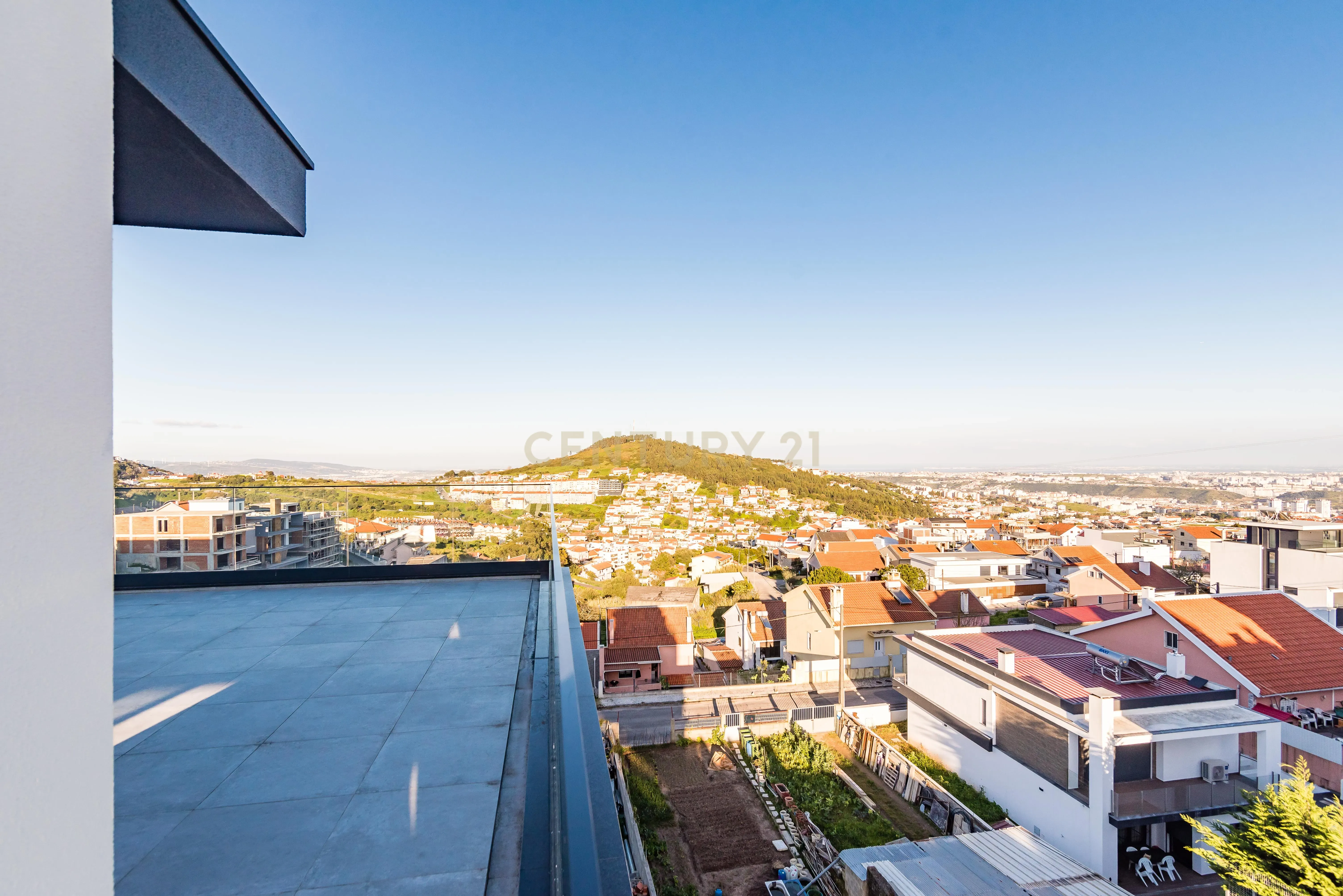 Luxuosa Moradia T4 com Piscina e Vista Panorâmica em Odivelas - Image 40