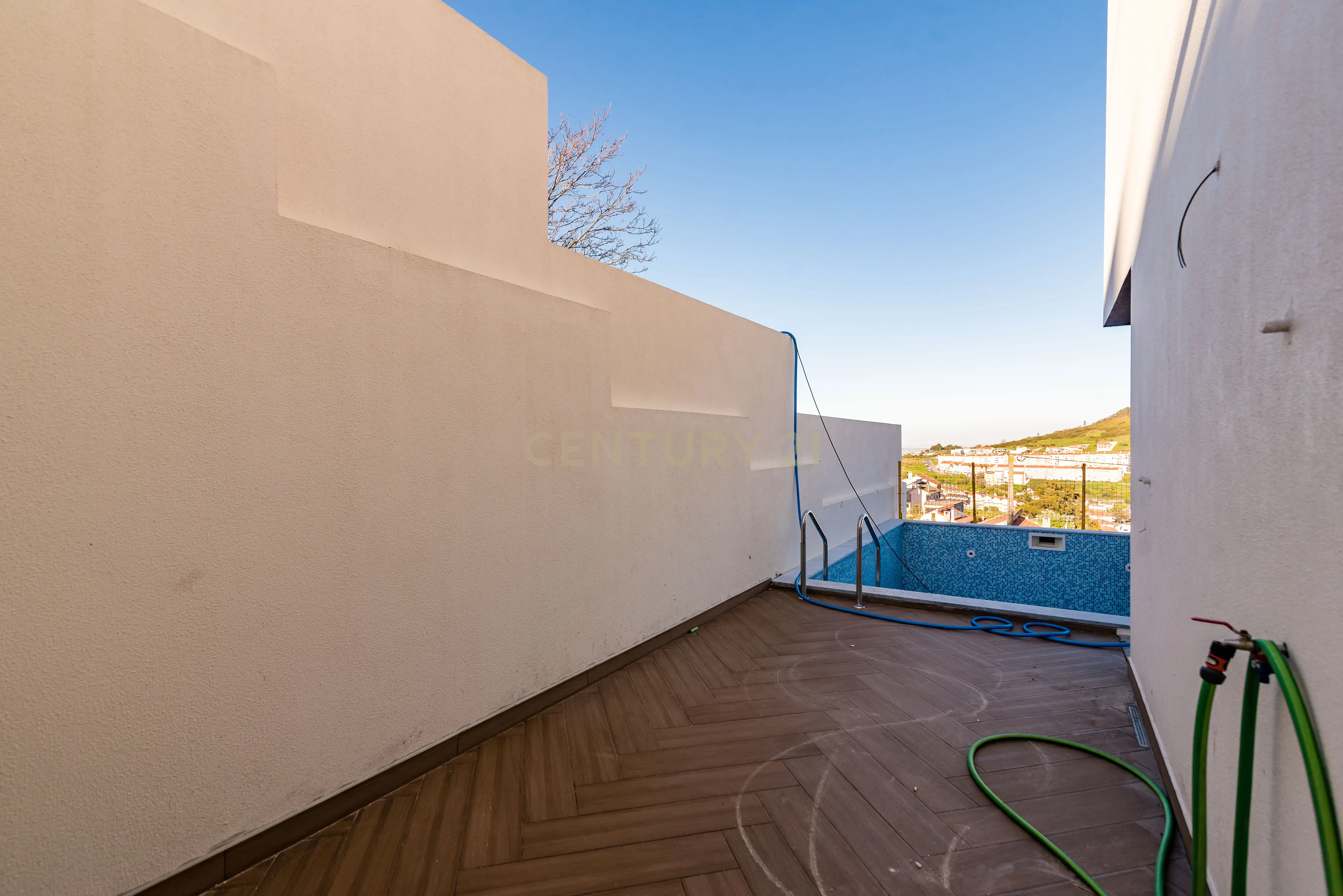 Luxuosa Moradia T4 com Piscina e Vista Panorâmica em Odivelas - Image 20