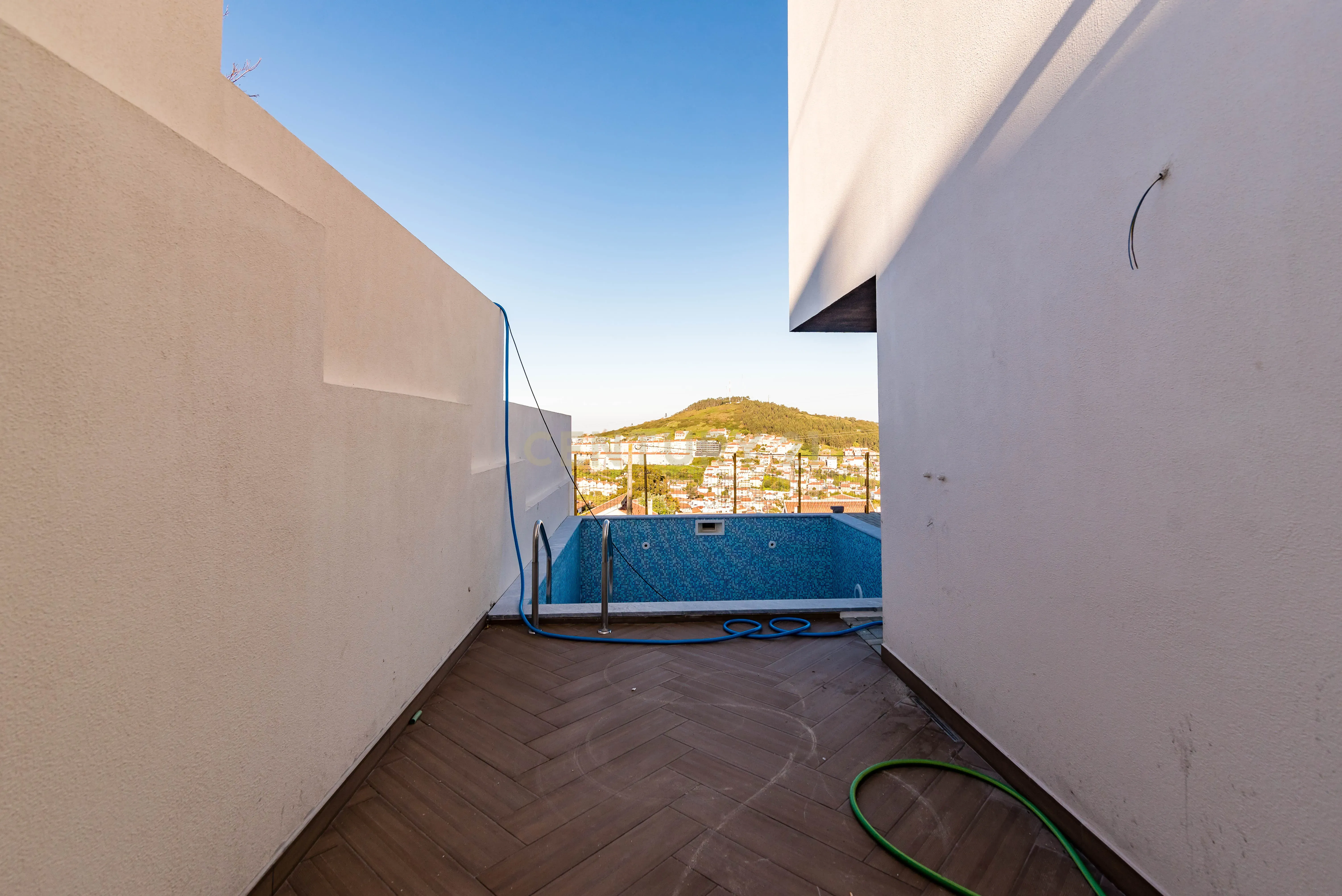 Luxuosa Moradia T4 com Piscina e Vista Panorâmica em Odivelas - Image 15