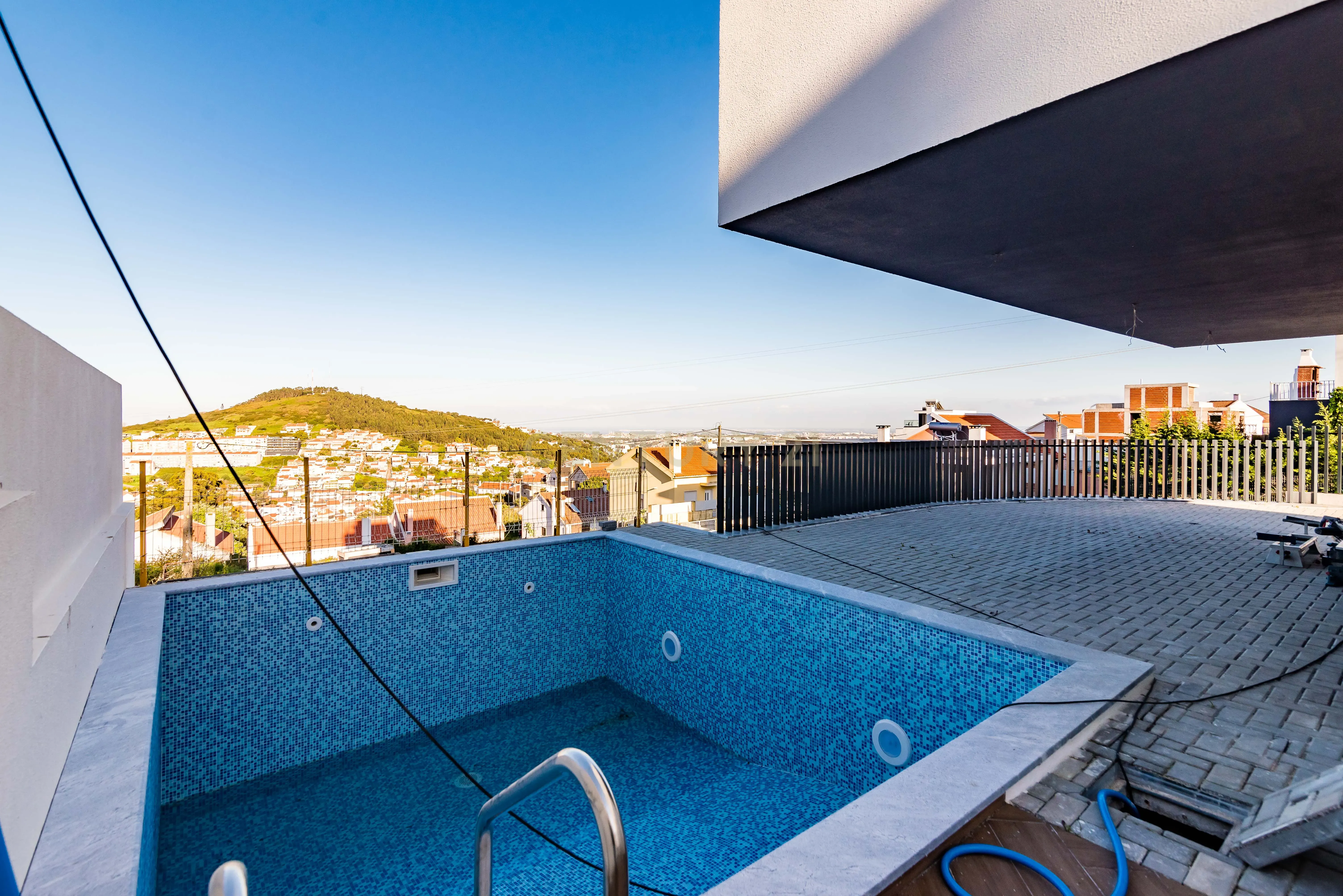 Luxuosa Moradia T4 com Piscina e Vista Panorâmica em Odivelas - Image 17