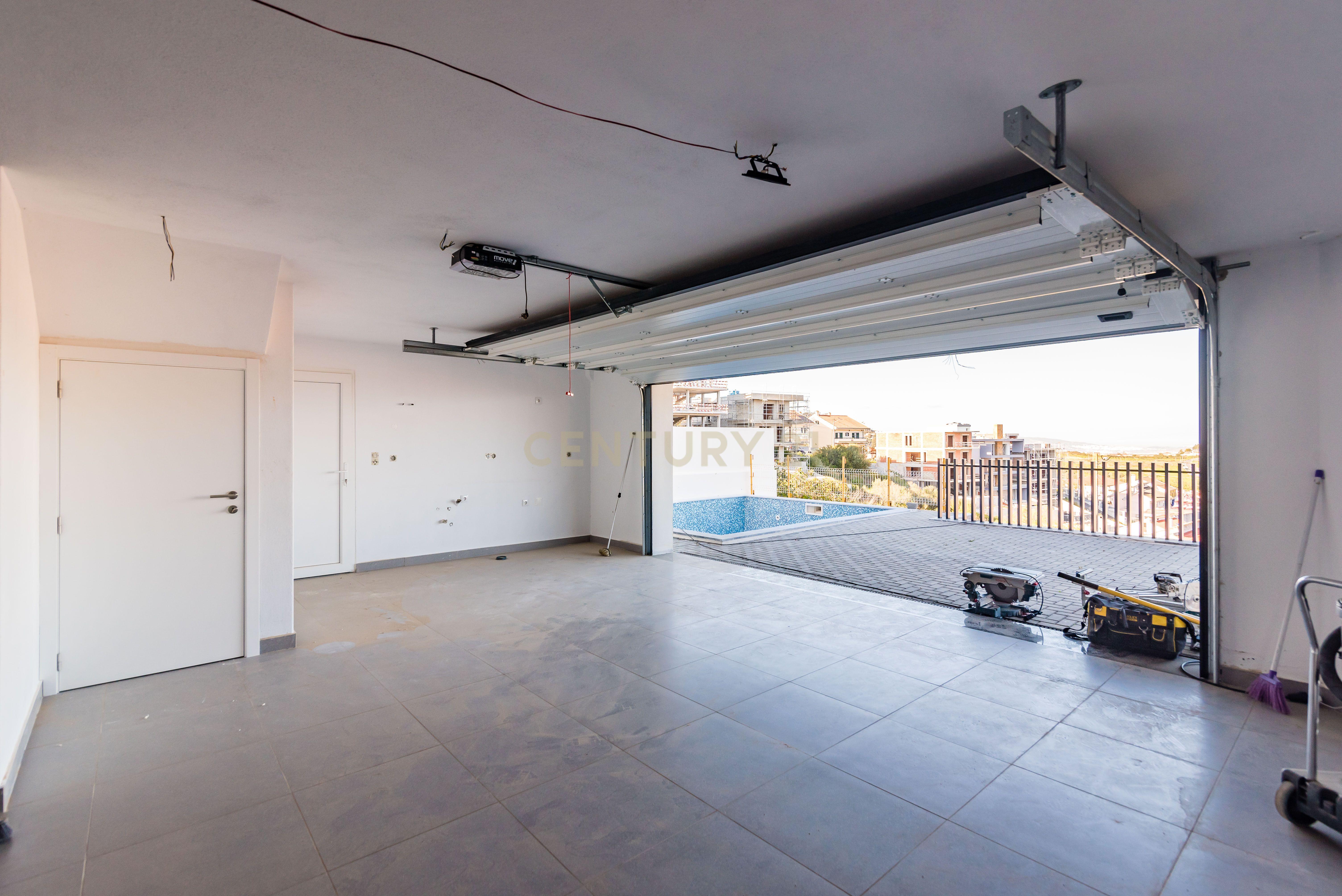 Luxuosa Moradia T4 com Piscina e Vista Panorâmica em Odivelas - Image 56