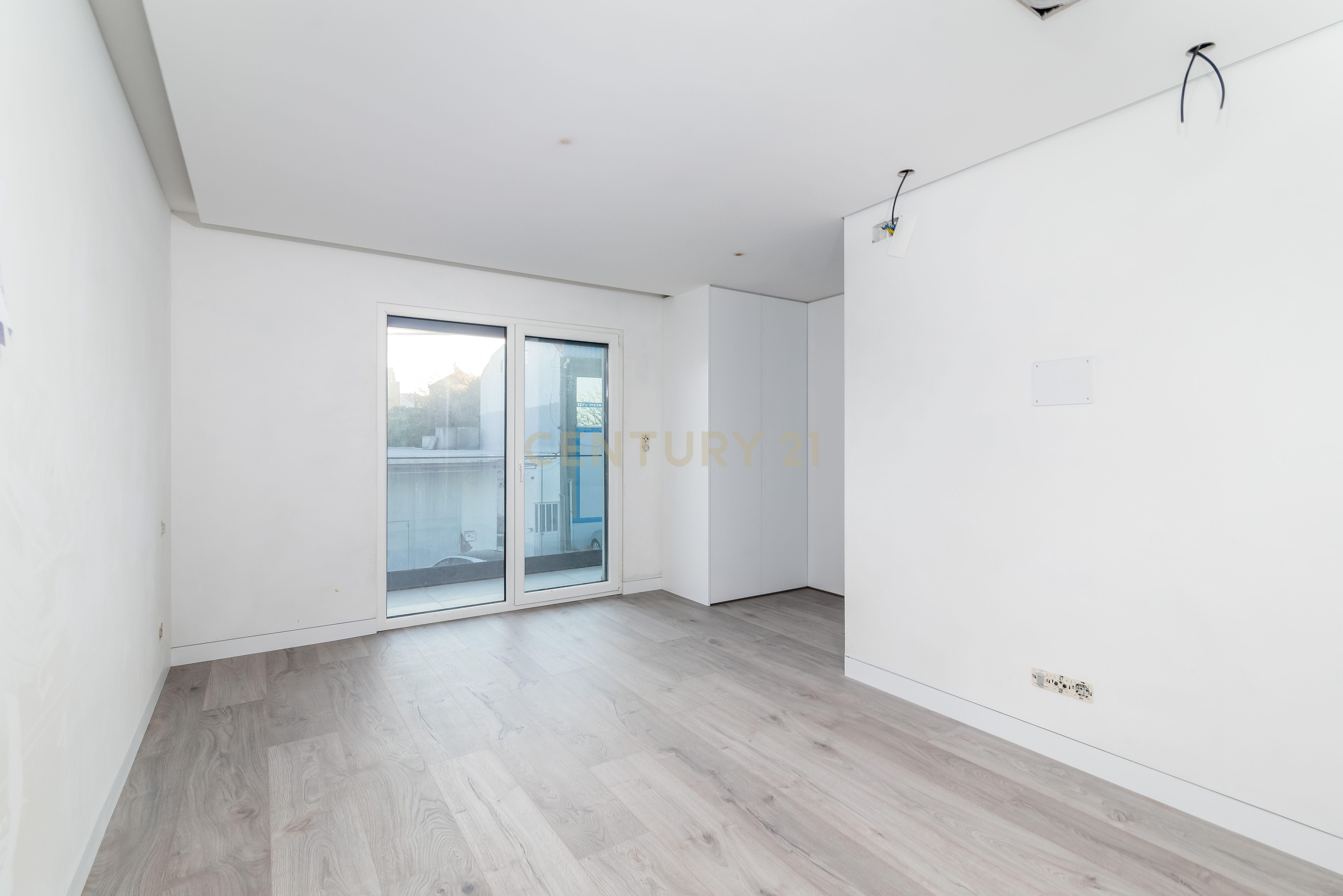 Luxuosa Moradia T4 com Piscina e Vista Panorâmica em Odivelas - Image 74