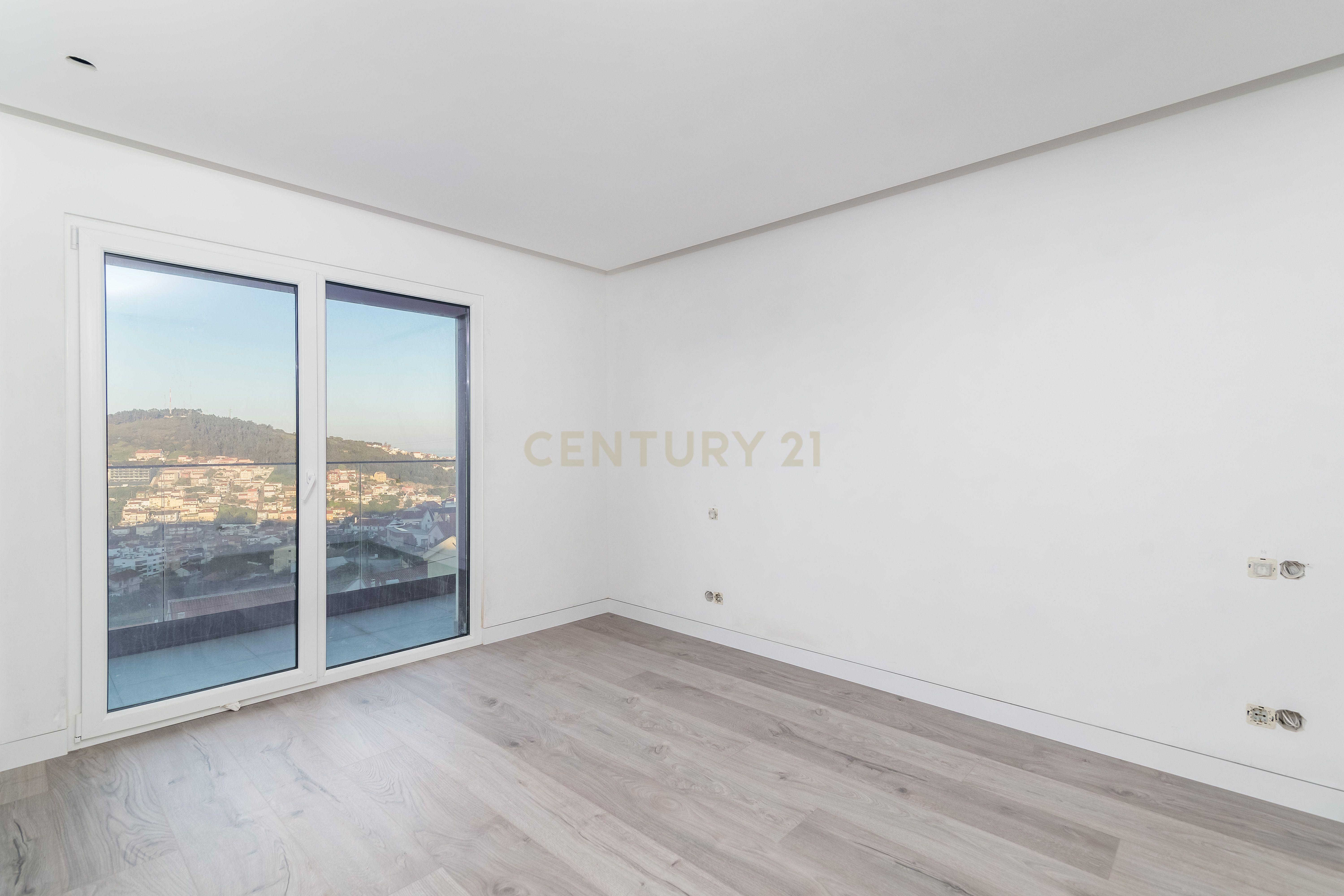 Luxuosa Moradia T4 com Piscina e Vista Panorâmica em Odivelas - Image 77