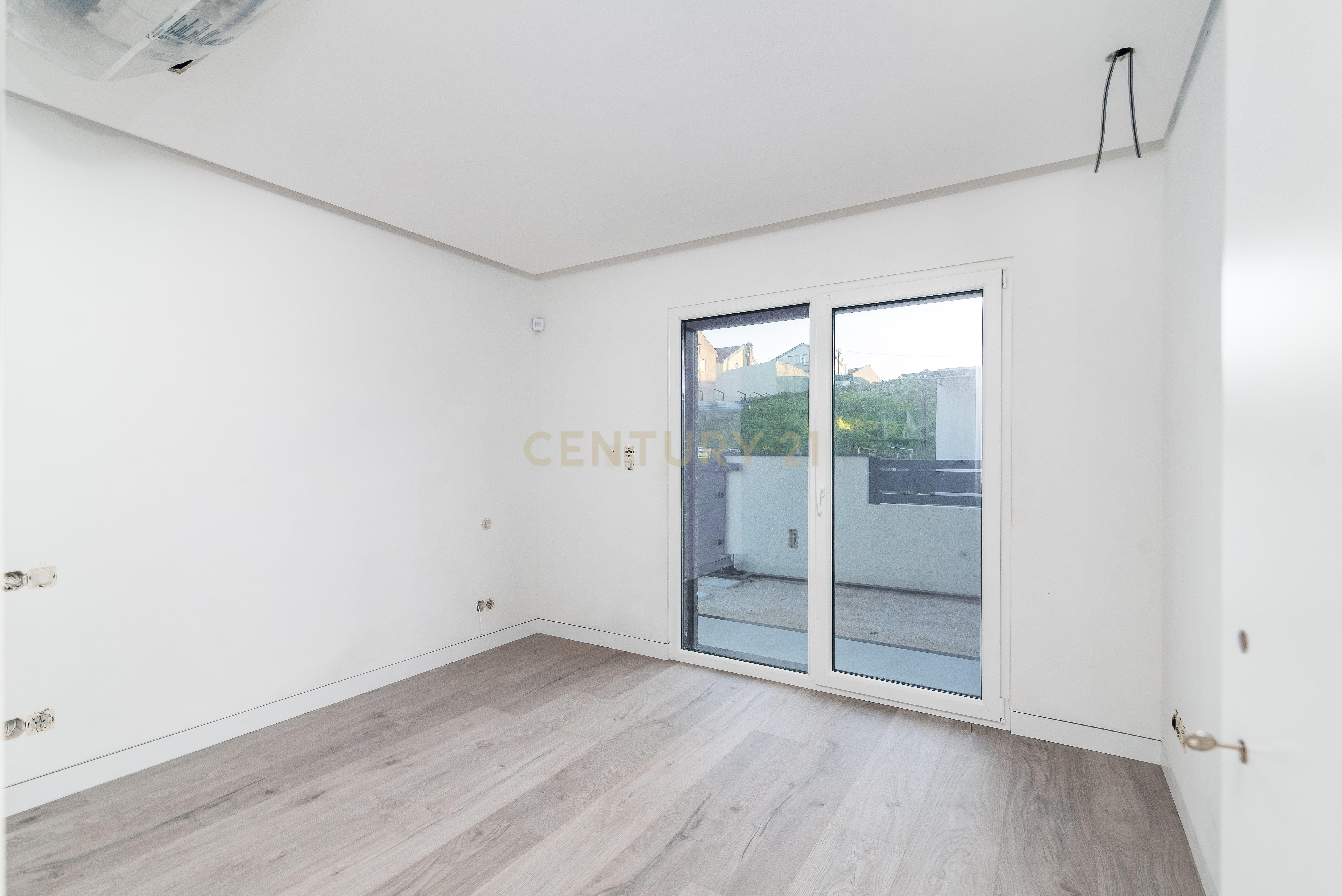 Luxuosa Moradia T4 com Piscina e Vista Panorâmica em Odivelas - Image 61