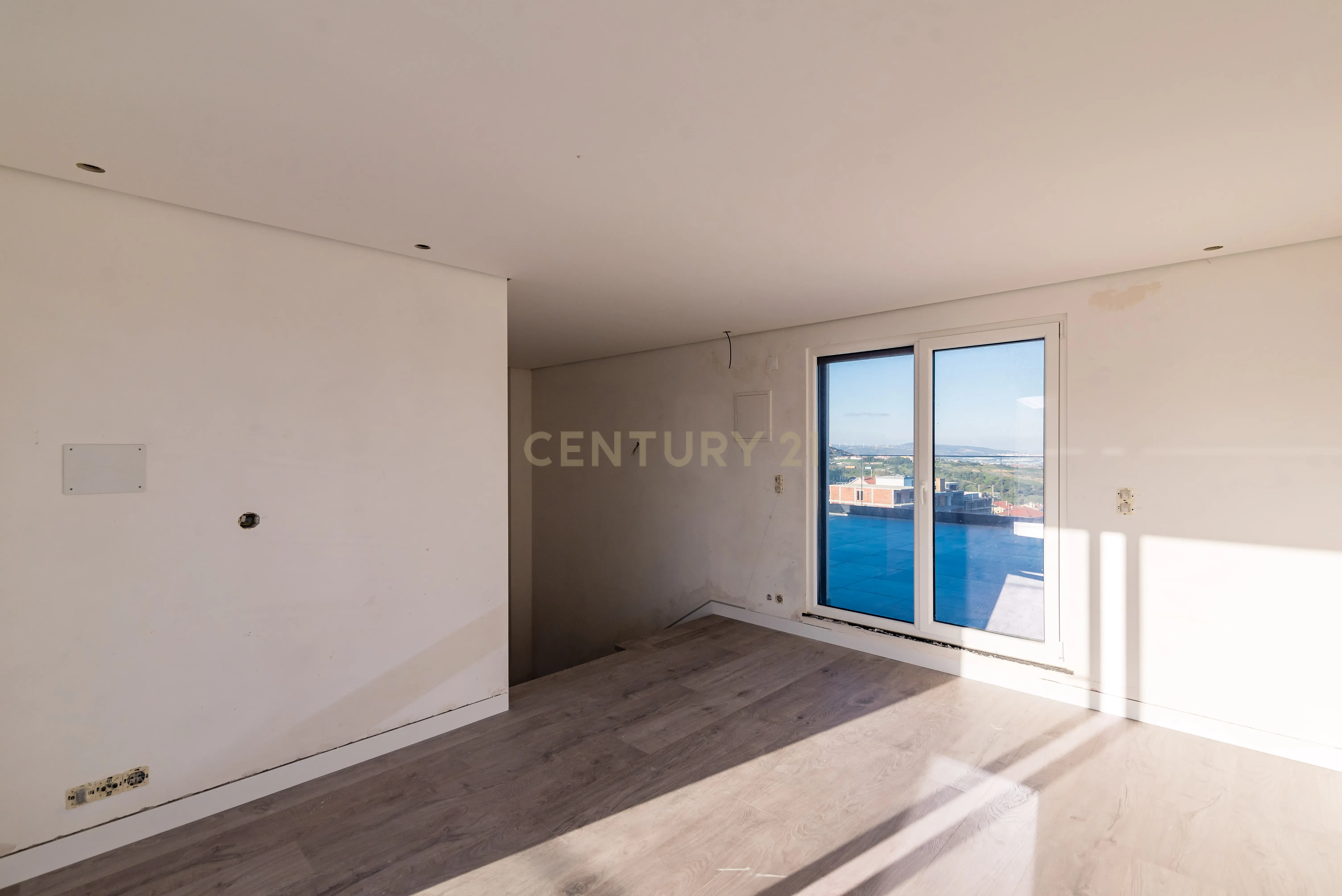 Luxuosa Moradia T4 com Piscina e Vista Panorâmica em Odivelas - Image 60