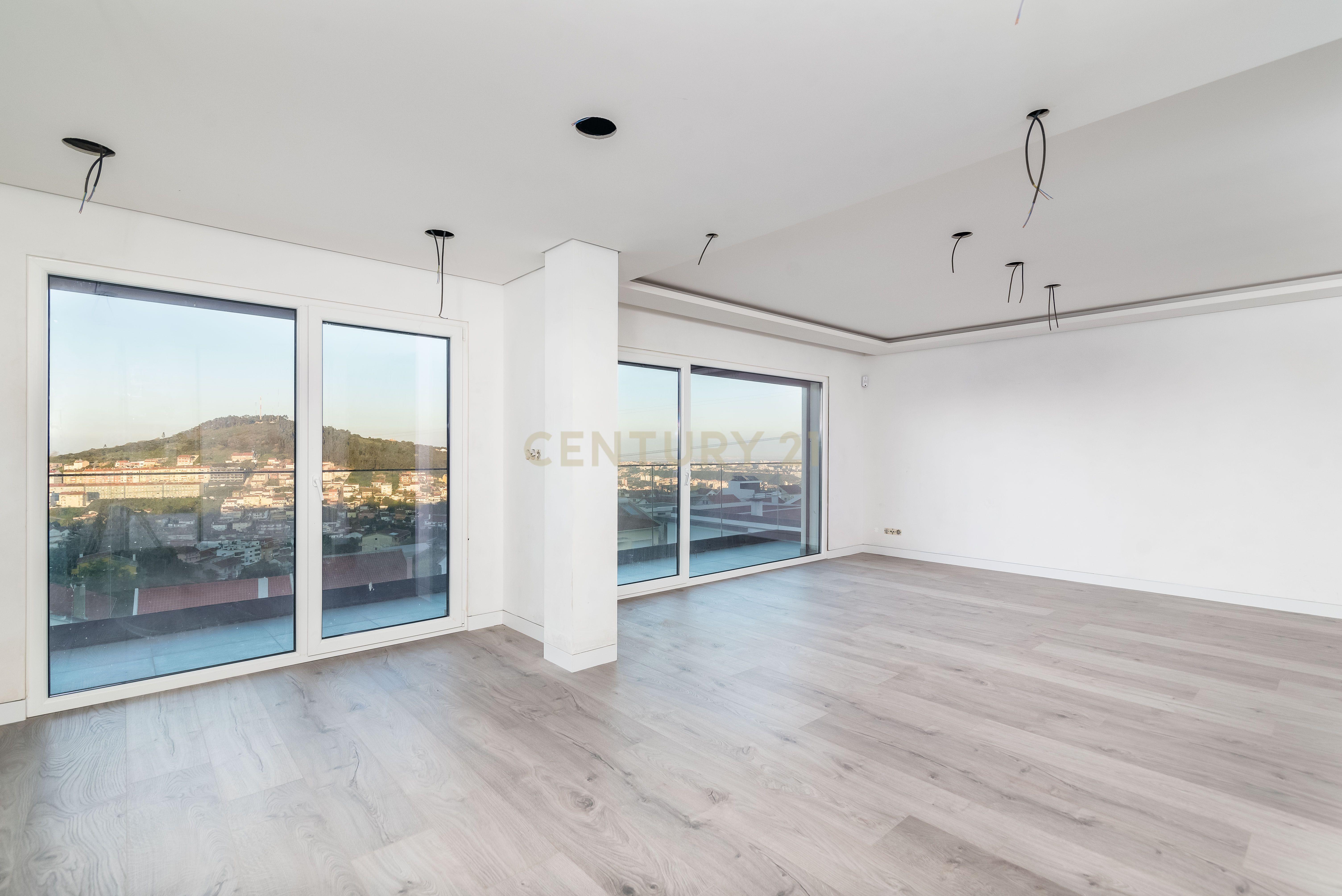 Luxuosa Moradia T4 com Piscina e Vista Panorâmica em Odivelas - Image 59