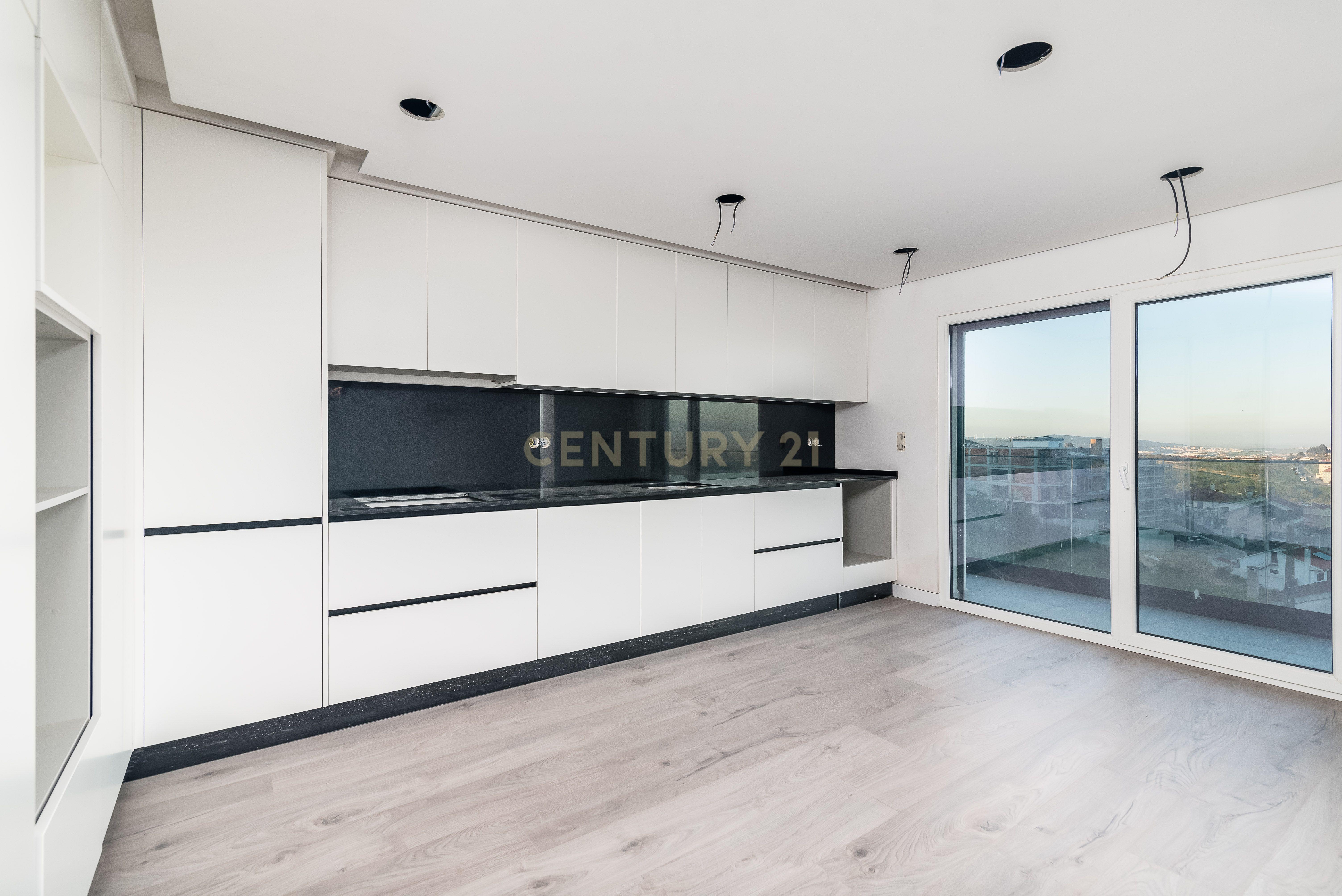 Luxuosa Moradia T4 com Piscina e Vista Panorâmica em Odivelas - Image 78