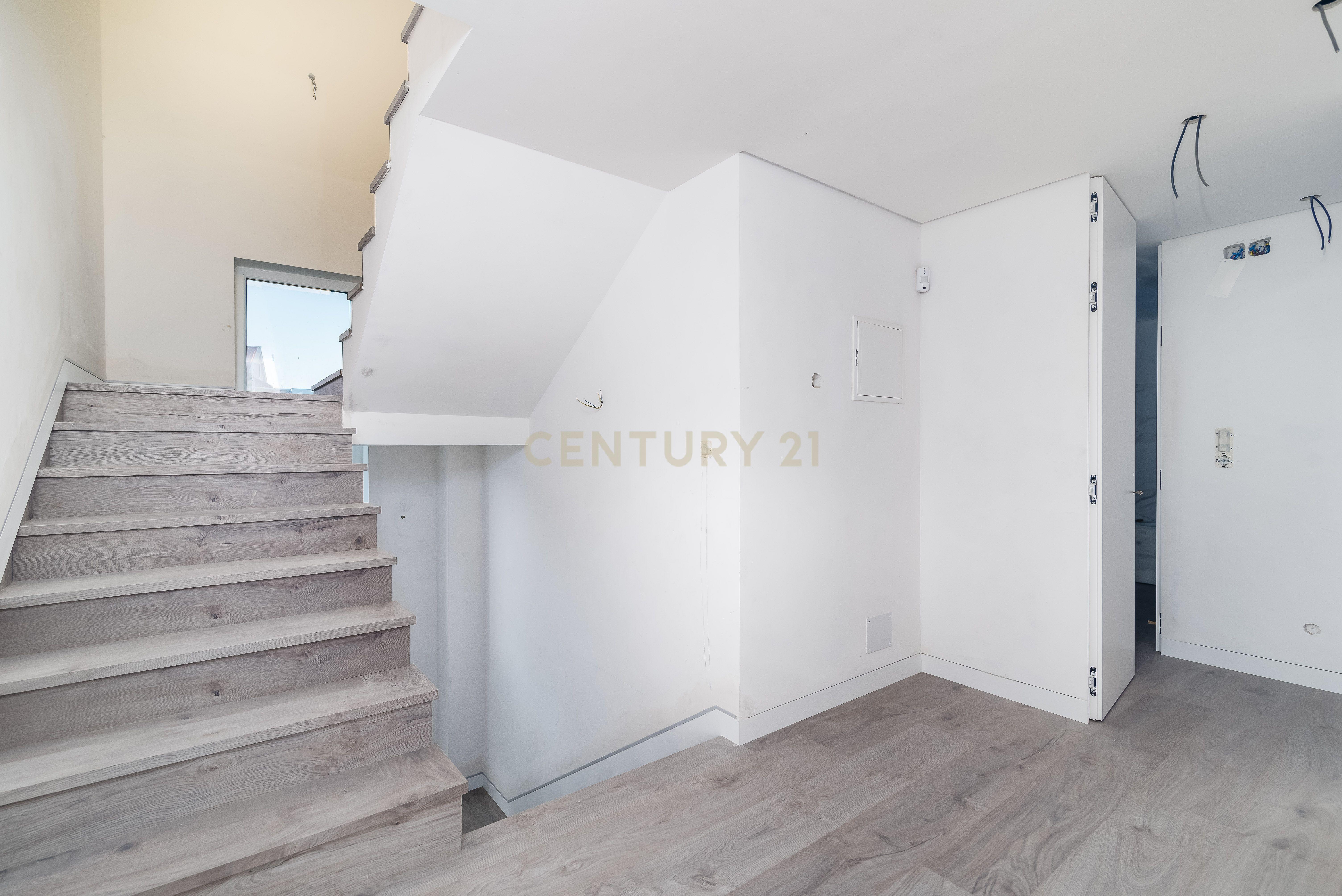 Luxuosa Moradia T4 com Piscina e Vista Panorâmica em Odivelas - Image 18