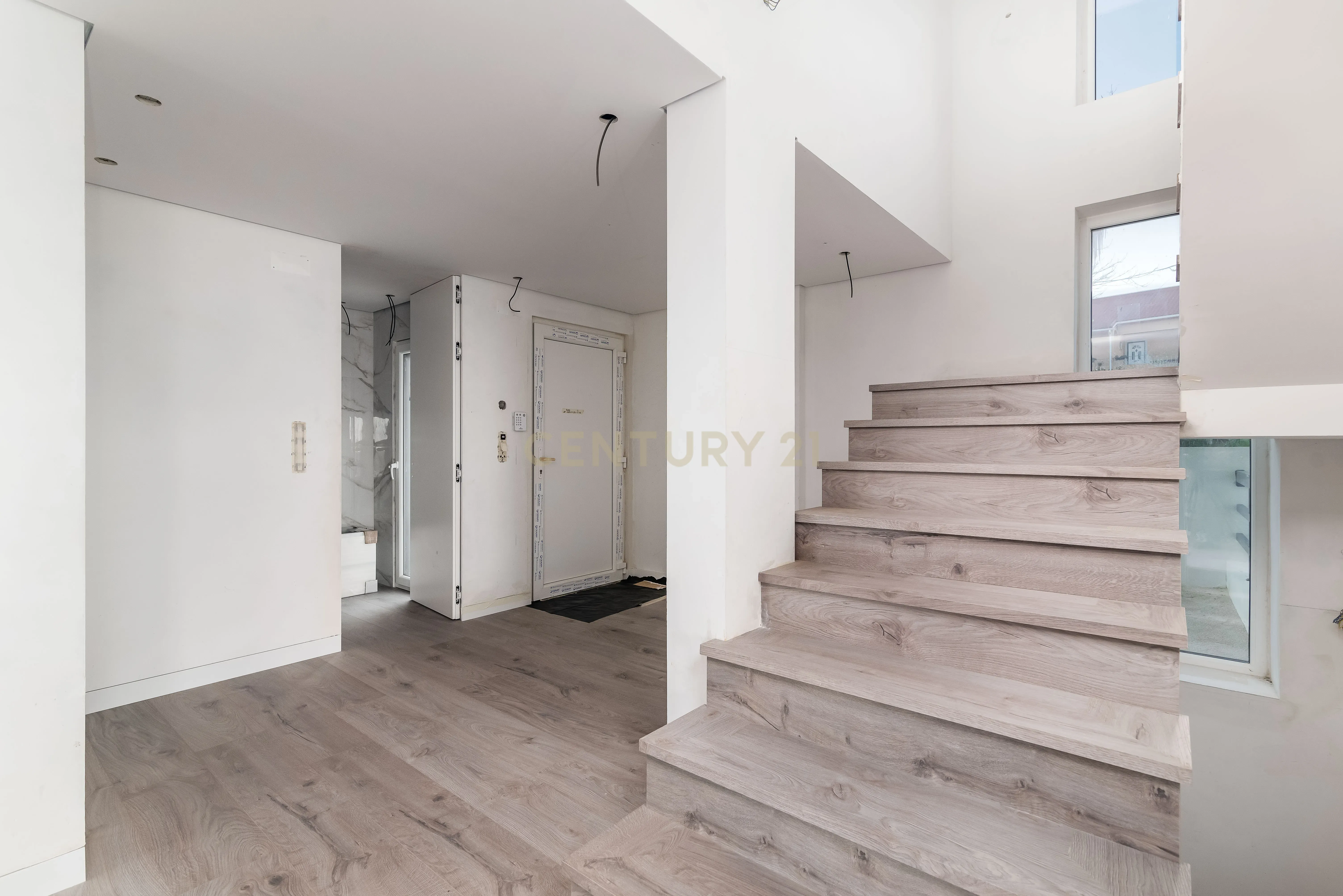 Luxuosa Moradia T4 com Piscina e Vista Panorâmica em Odivelas - Image 16