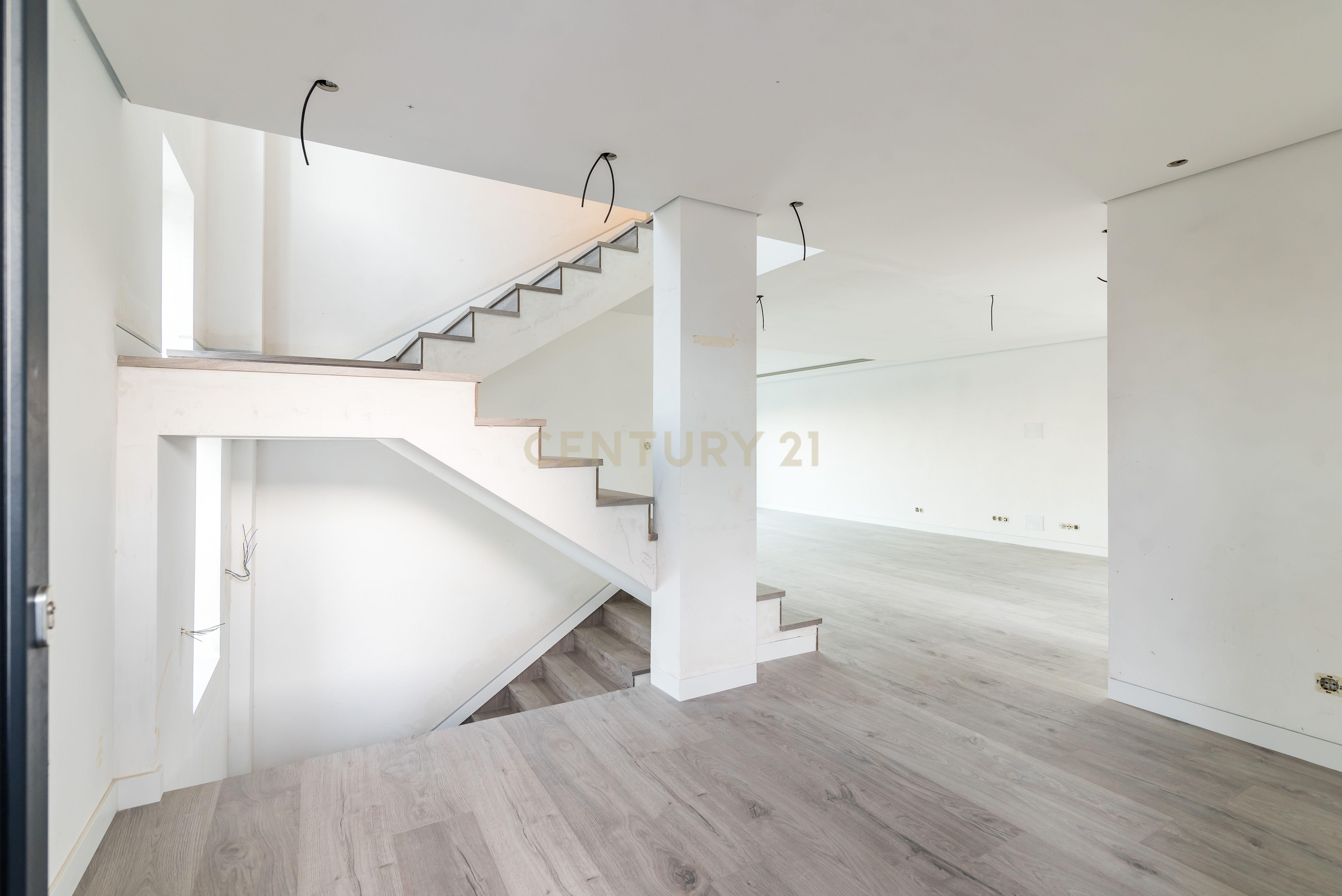 Luxuosa Moradia T4 com Piscina e Vista Panorâmica em Odivelas - Image 19