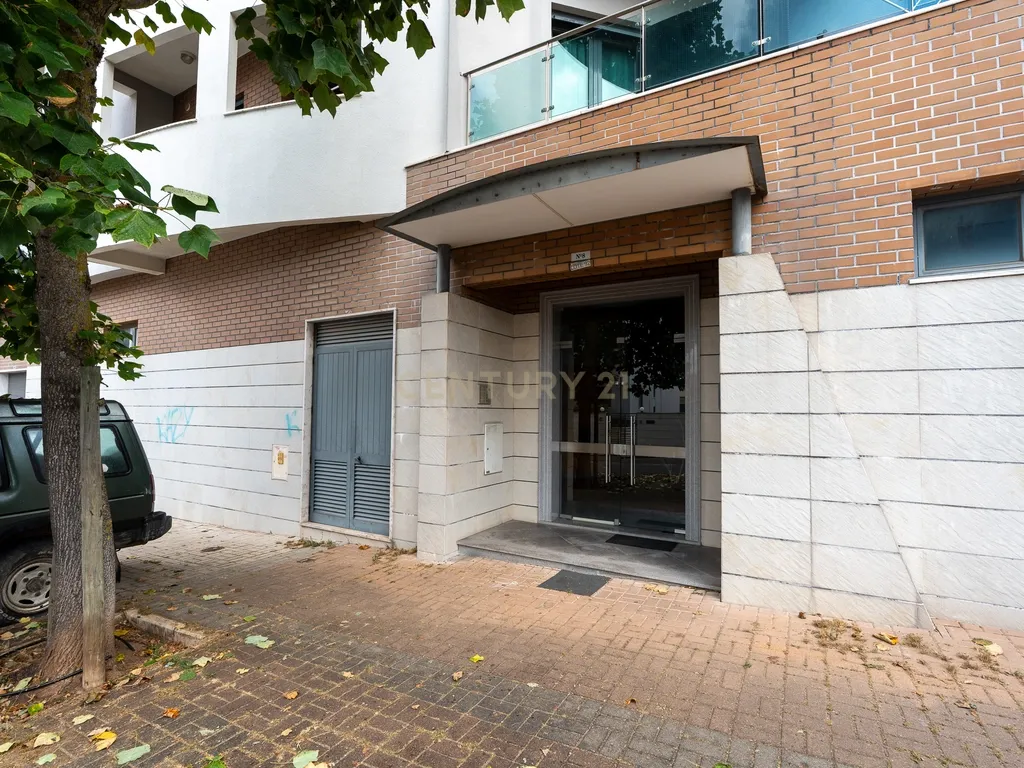 Apartamento de tipologia T3, com 2 varandas, 2 WC e box para 4 viaturas, situado no Jardim da Amoreira - Ramada em Odivelas. - Image 2