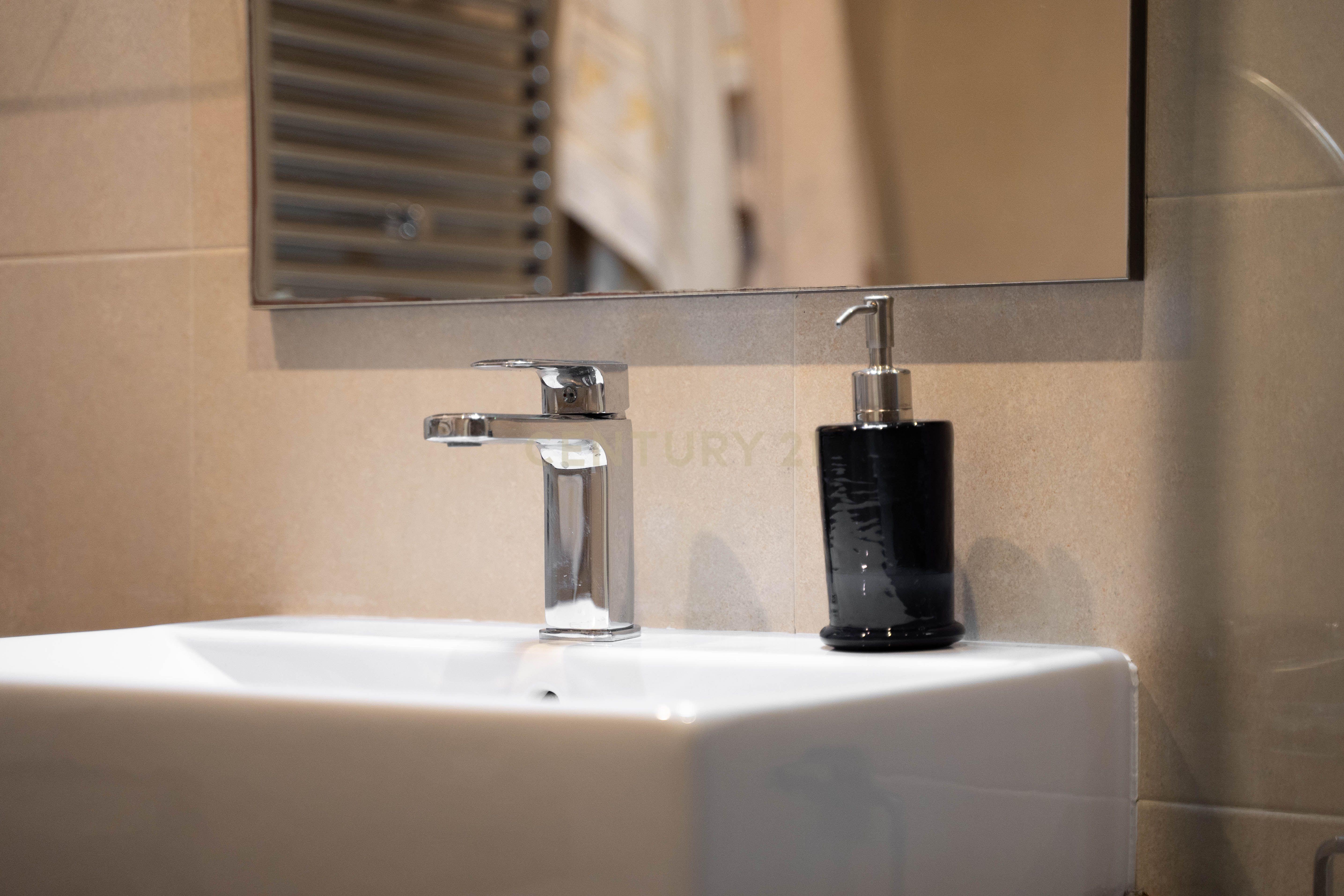 Vive numa urbanização com jardim e piscina. - Image 26