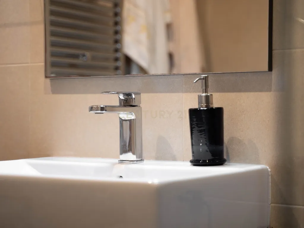 EXCLUSIVO APARTAMENTO EM URBANIZAÇÃO COM JARDIM E PISCINA - Image 26