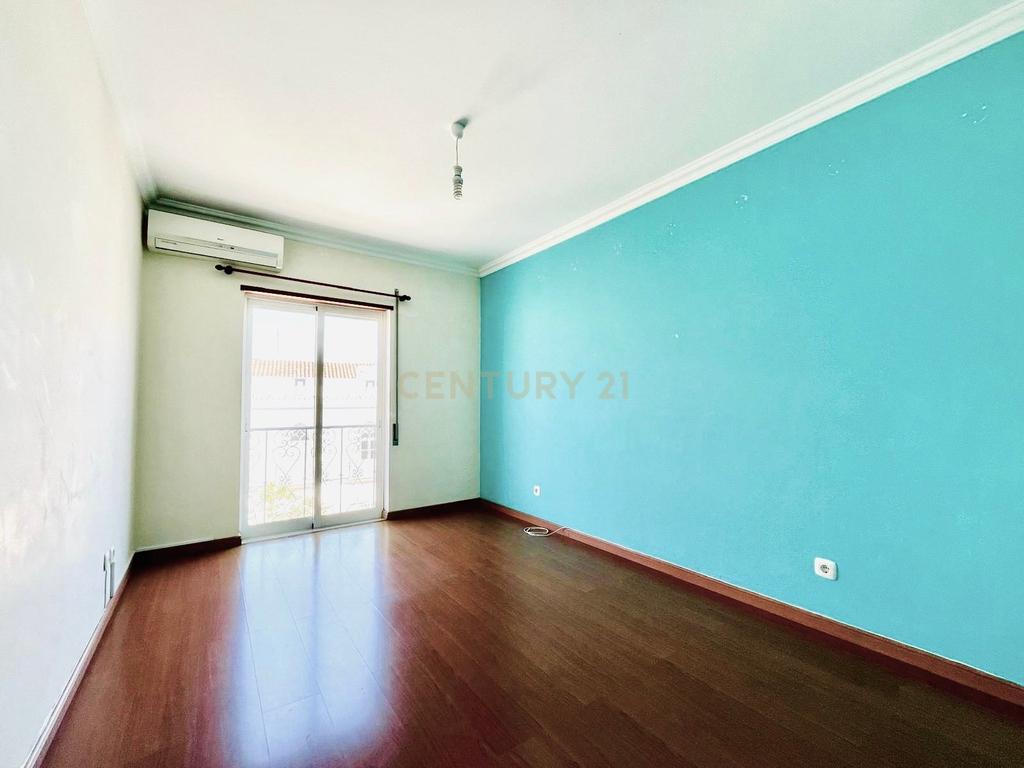 Apartamento T3 na Baixa de Olhão – Localização privilegiada junto à Praça da Floripes e Mercados Municipais - Image 14