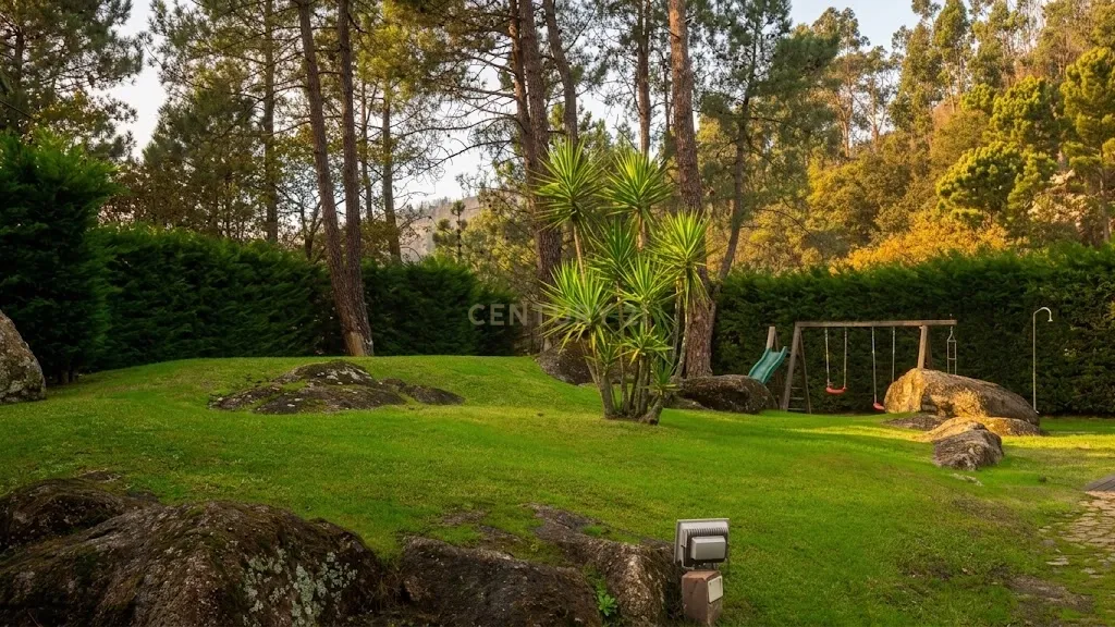 Magnífica Moradia Térrea em Pedra com Piscina e campo futebol no Gerês - Image 9