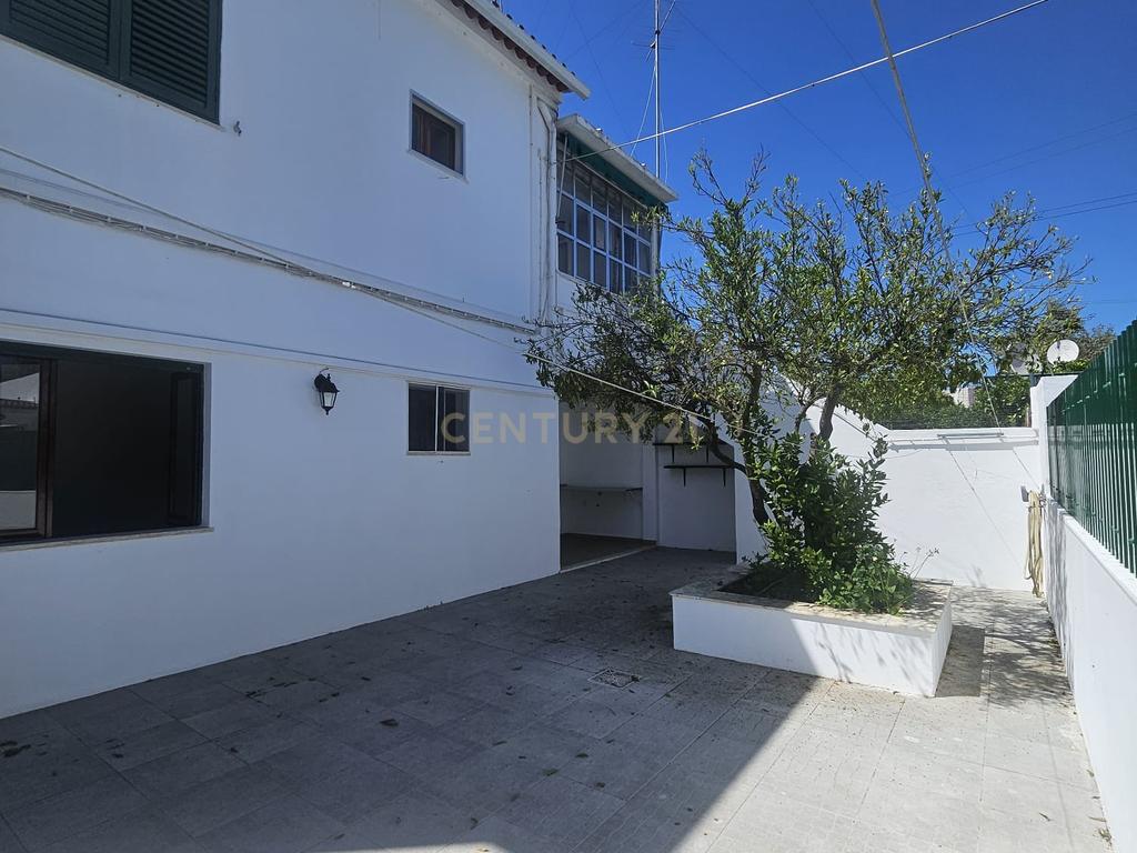 Moradia Bifamiliar T4 com Quintal e Garagem no Bairro das Nogueiras, Évora - Image 32