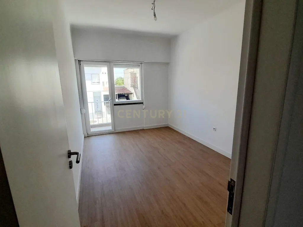 Apartamento t2 remodelado em zona muito sossegada de Santarém - Image 4
