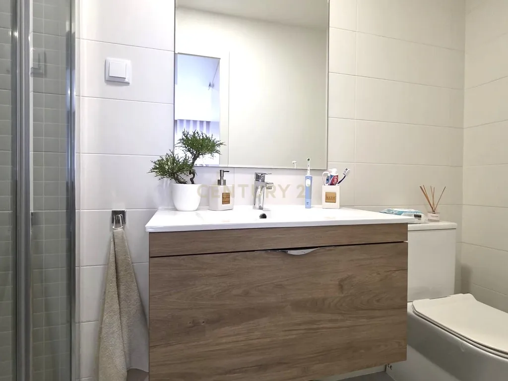 Apartamento T4 agora T3 em Almada transportes á porta # Negociável # - Image 2