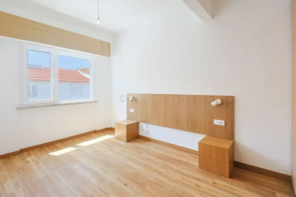 Fotografia 8 de Apartamento Renovado em Almada com Luz Natural e Acesso Fácil