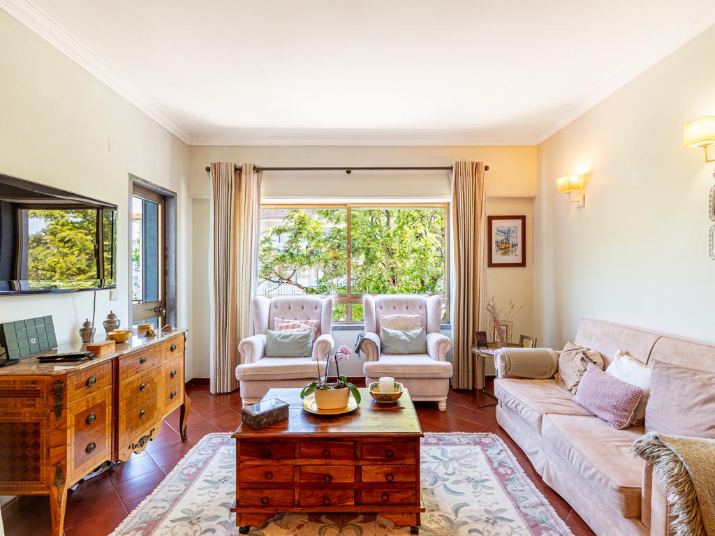 Apartamento T2 Junqueiro - Carcavelos - Cascais com varanda - Image 3