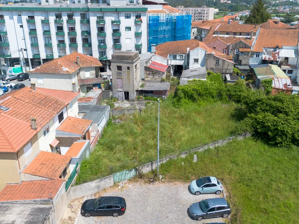 Prédio para reabilitação com terreno e viabilidade para construção na Venda Nova, em Rio Tinto - Image 38