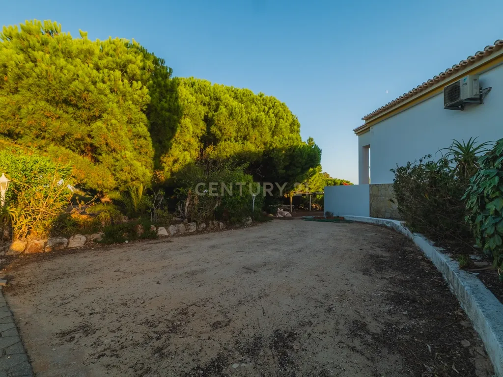 Moradia T4 com vista mar, piscina, jardim, garagem e espaços de lazer - Image 17