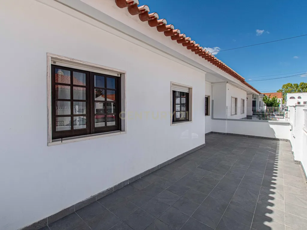 MORADIA T3 COM GARAGEM E ESPAÇOS EXTERIORES EM BENAVENTE - Image 2