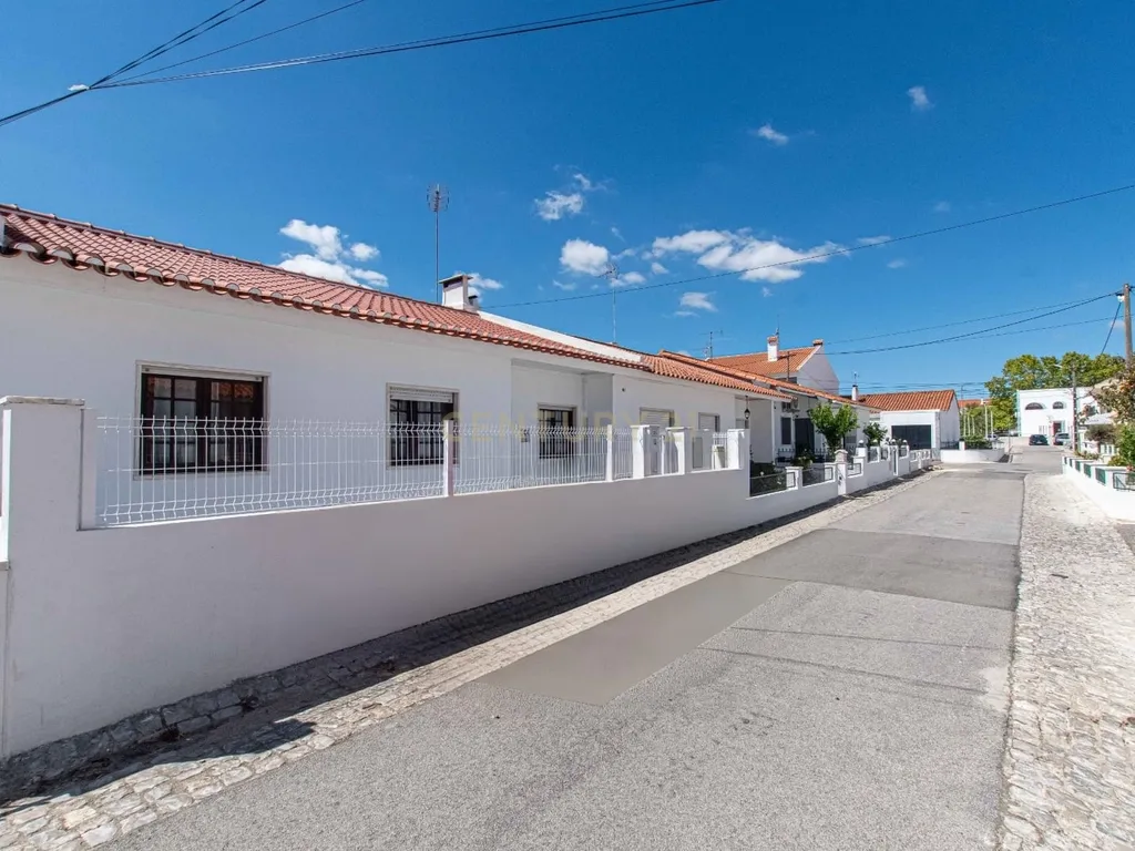 MORADIA T3 COM GARAGEM E ESPAÇOS EXTERIORES EM BENAVENTE - Image 1