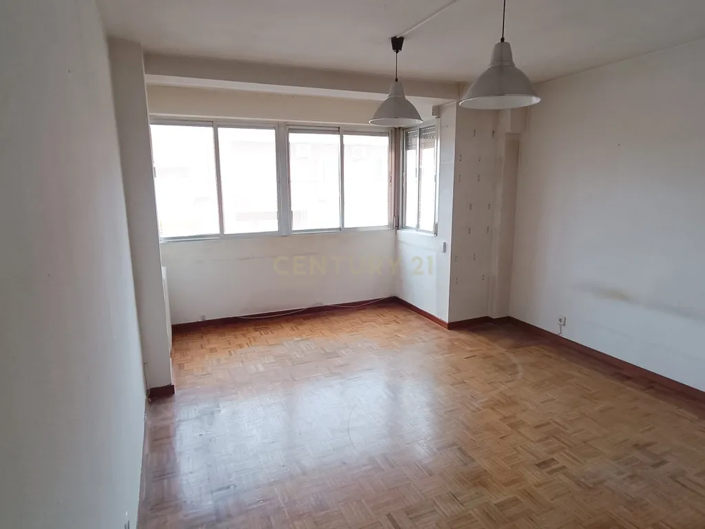 Apartamento em Madrid com 3 Quartos e Vista para a Cidade - Image 1