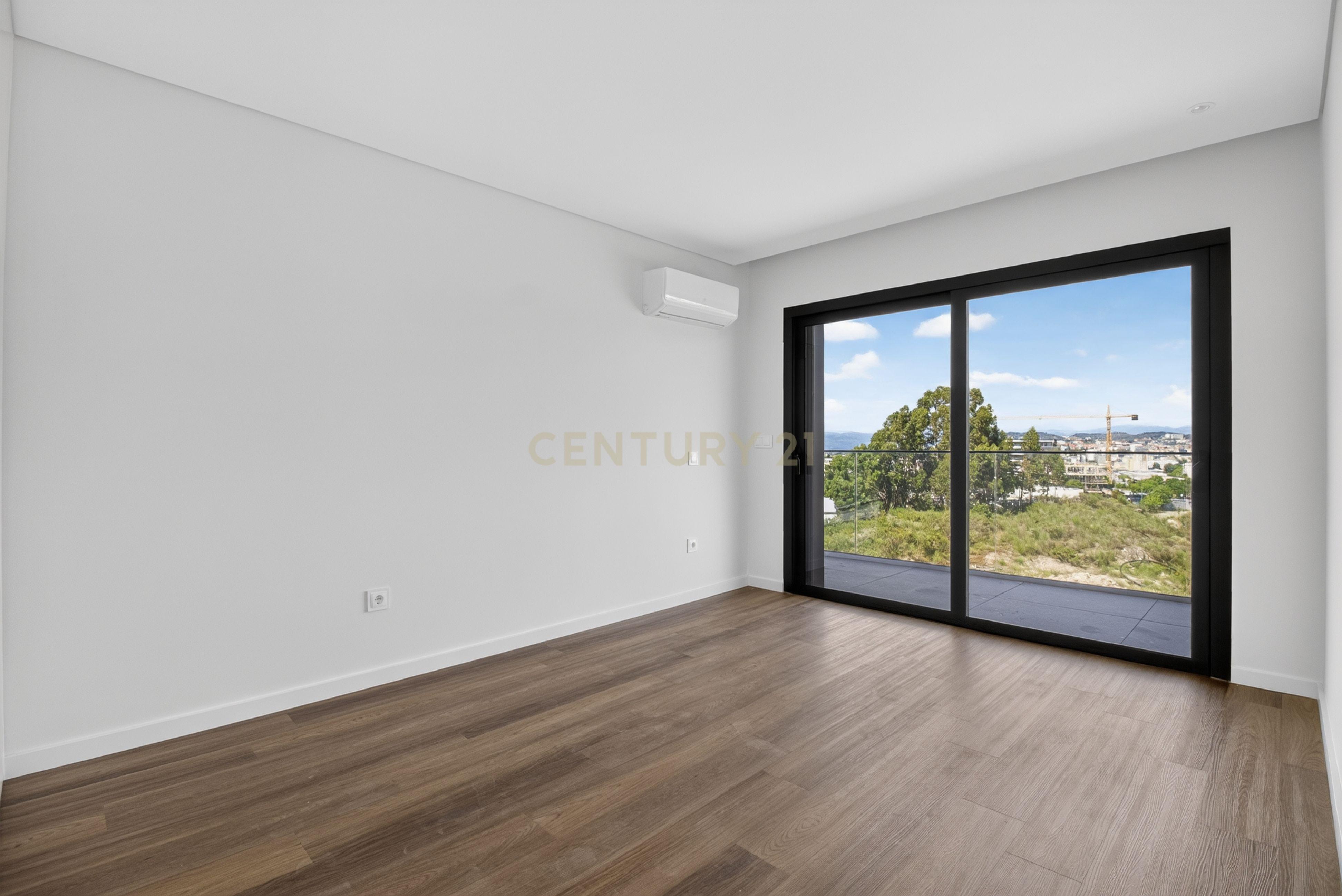 Fotografia 12 de T3 Novo em Ferreiros, Braga | Suíte e 2 Quartos com Closet e Varanda Panorâmica