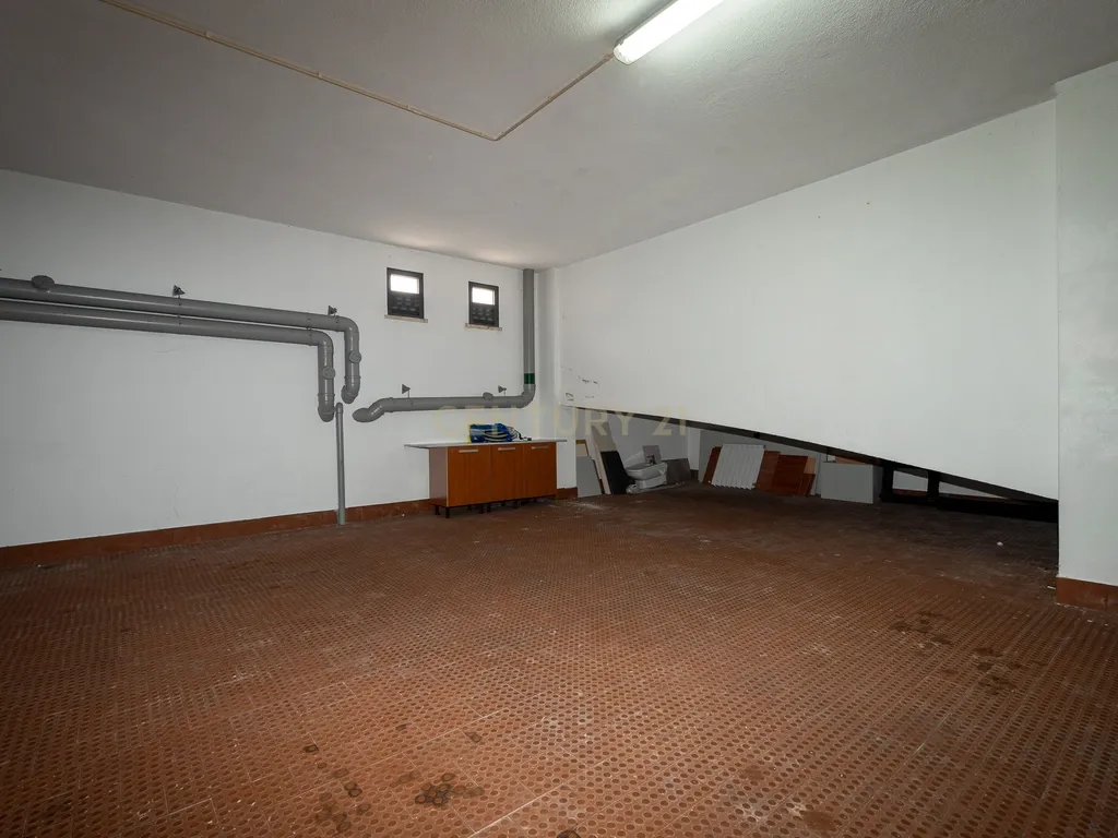 Apartamento de tipologia T3, com 2 varandas, 2 WC e box para 4 viaturas, situado no Jardim da Amoreira - Ramada em Odivelas. - Image 52