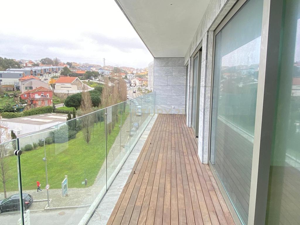 Apartamento T2 Novo com varanda, dois lugares de estacionamento, arrumo e fantásticas vistas sobre o rio - Image 5