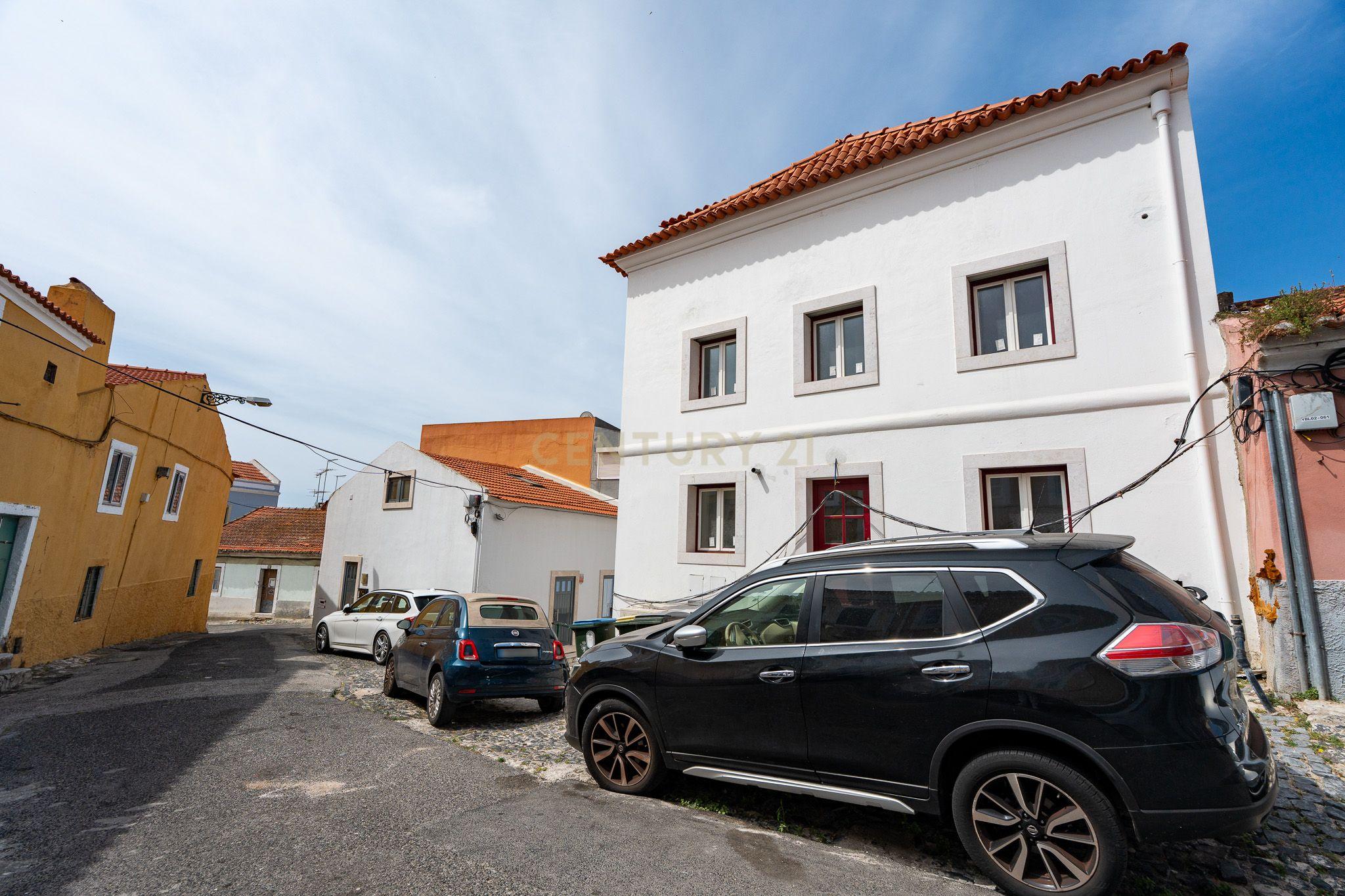 Moradia T4 em Alcântara com Dois Duplex Independentes - Ideal para Habitação e Investimento - Image 2