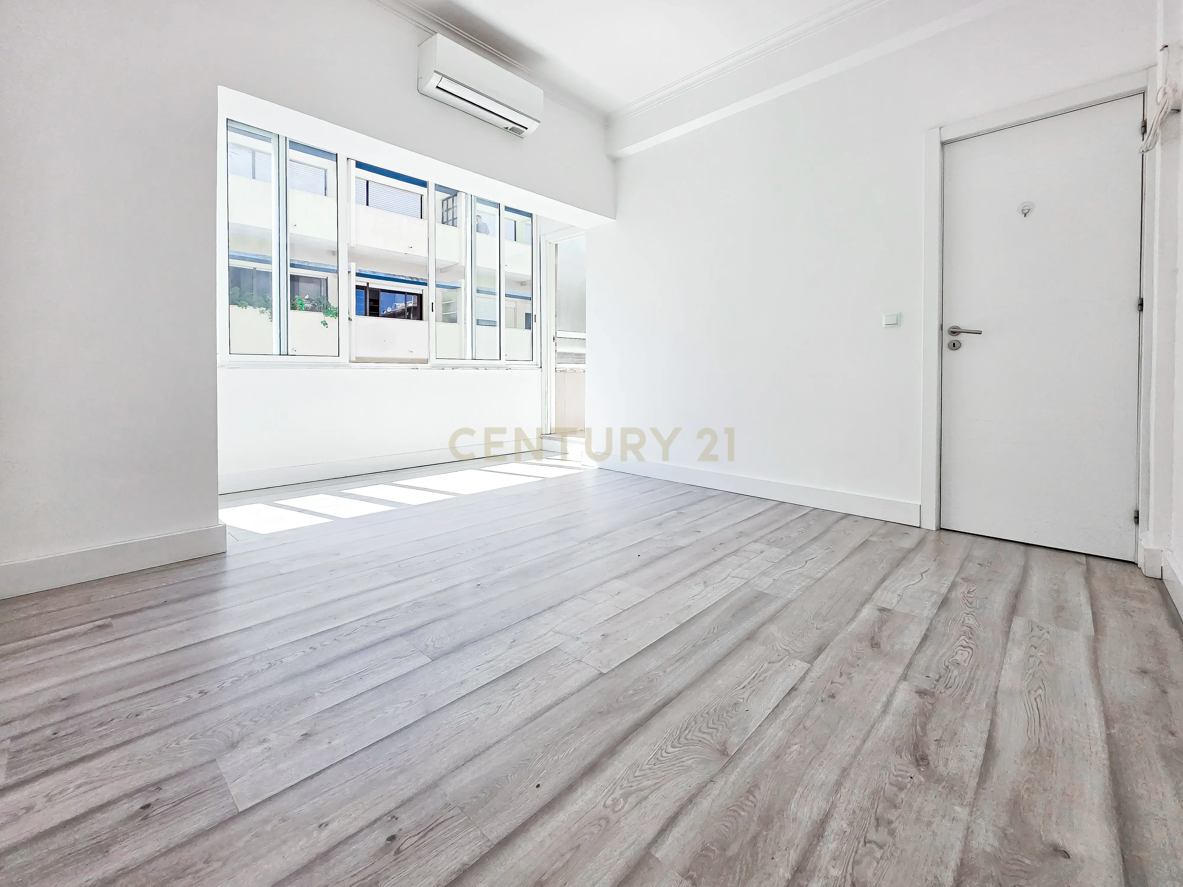 Fotografia 7 de Apartamento T2 Remodelado no Barreiro – Moderno, Versátil e Pronto a Habitar