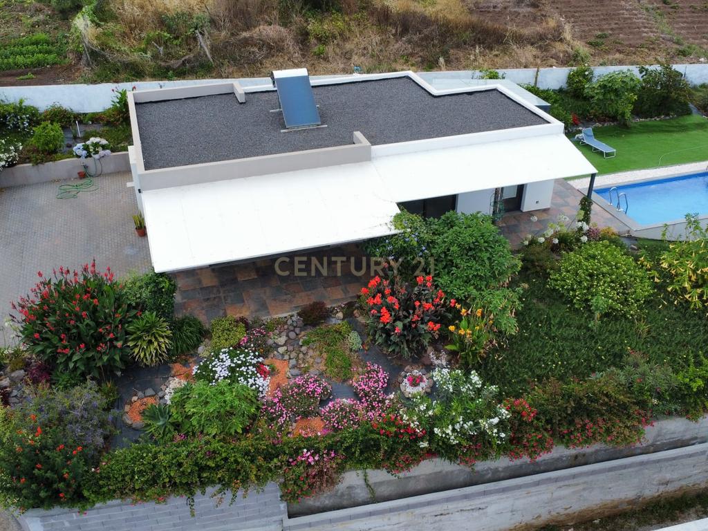 Moderna Moradia T2 com Vista Mar e Piscina na Calheta - Image 2