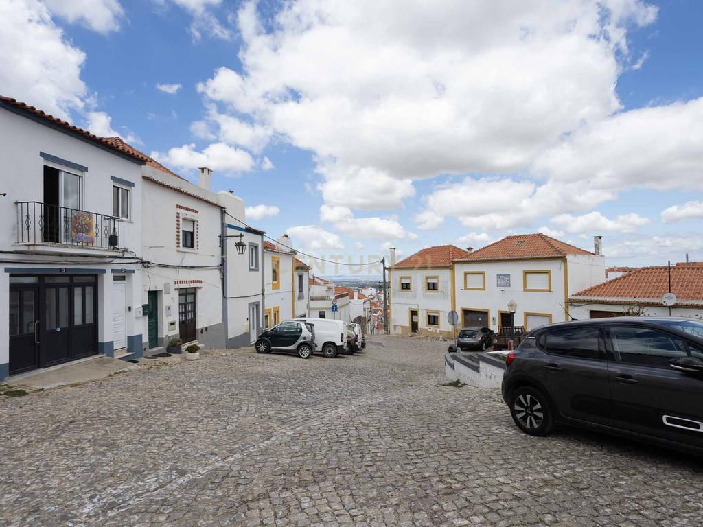 Moradia em ruinas no centro histórico de Palmela - Image 9