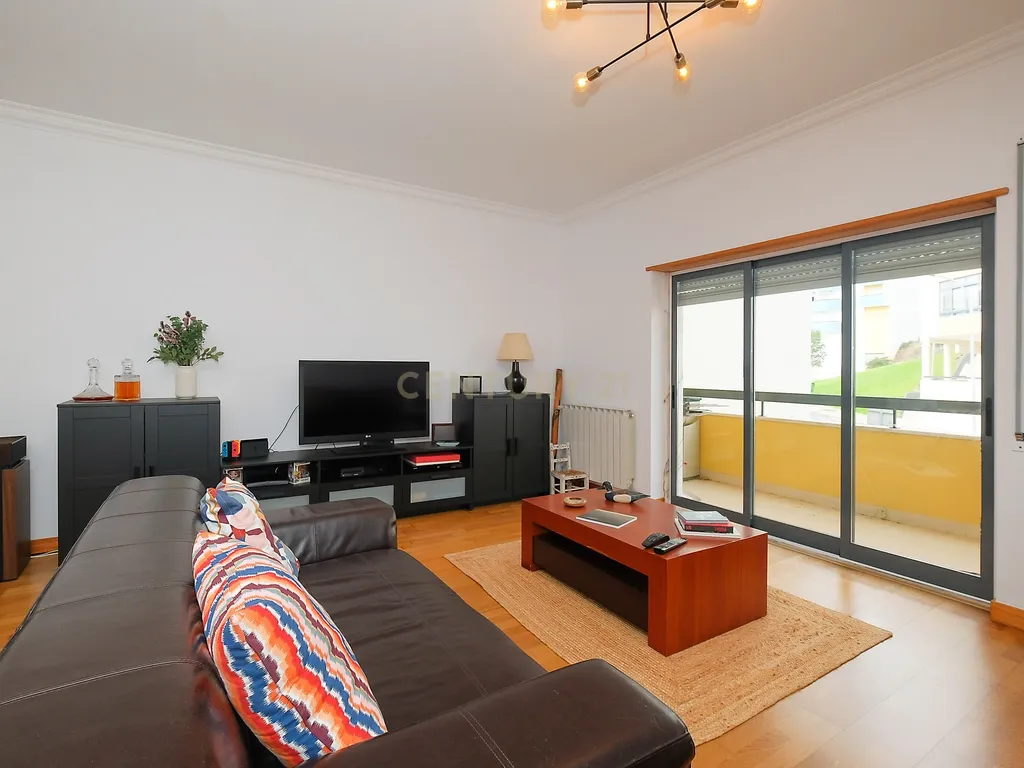 Apartamento T3 com Excelentes Áreas e Garagem na Urbanização Moinho do Guizo – Mina de Água, Amadora - Image 4