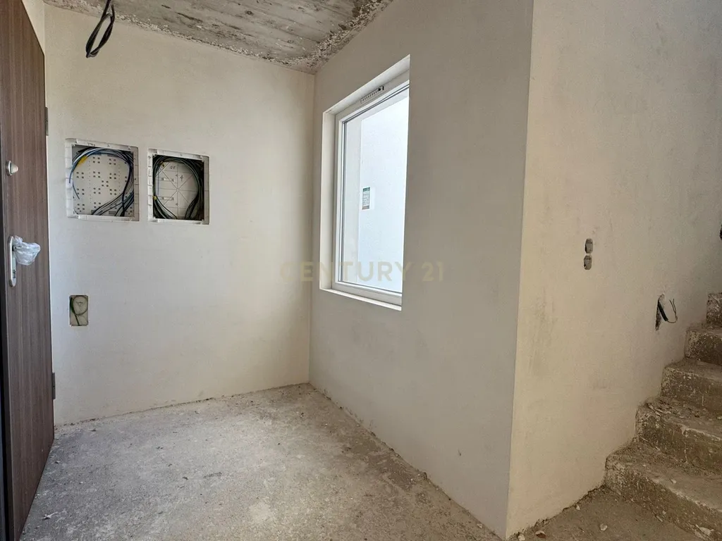 Moradia NOVA Moderna T4: PISCINA e JARDIM Conforto, Modernidade e Vistas Deslumbrantes - Image 27