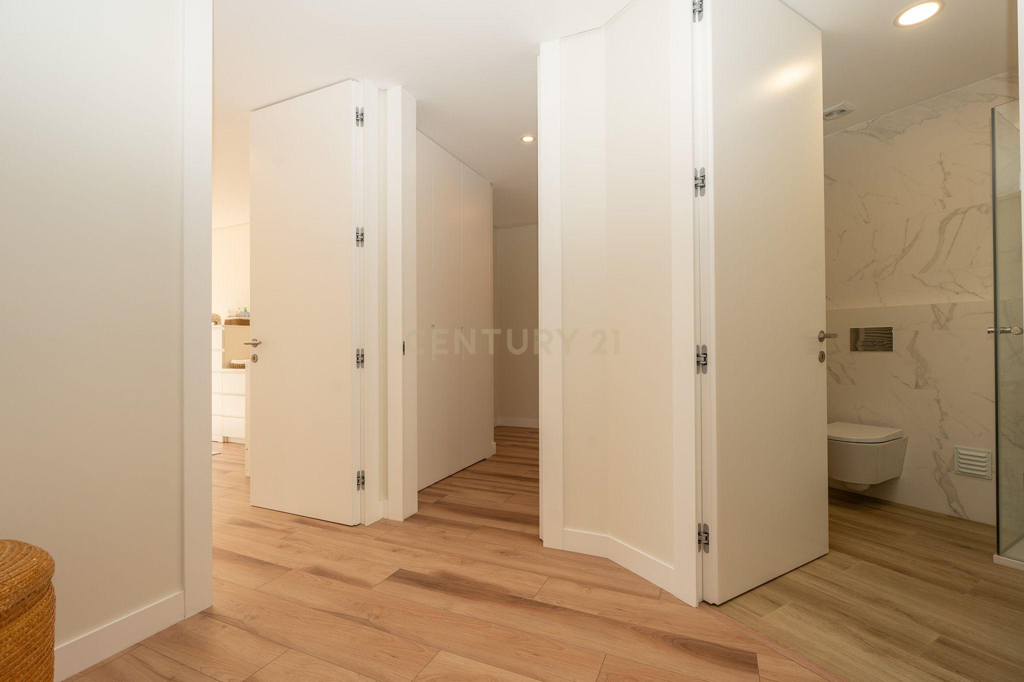 Apartamento T3+1 duplex, com terraço e estacionamento, no centro da cidade de Torres Vedras - Image 35