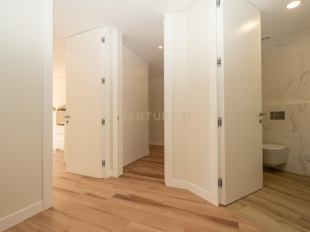 Apartamento T3+1 duplex, com terraço e estacionamento, no centro da cidade de Torres Vedras - Image 35