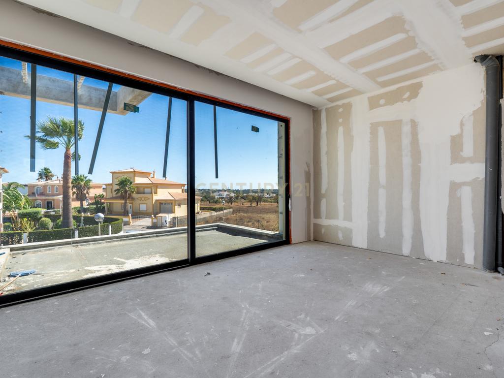 Moradia T5 contemporânea em construção avançada com piscina | Álamos, Guia – Albufeira - Image 19