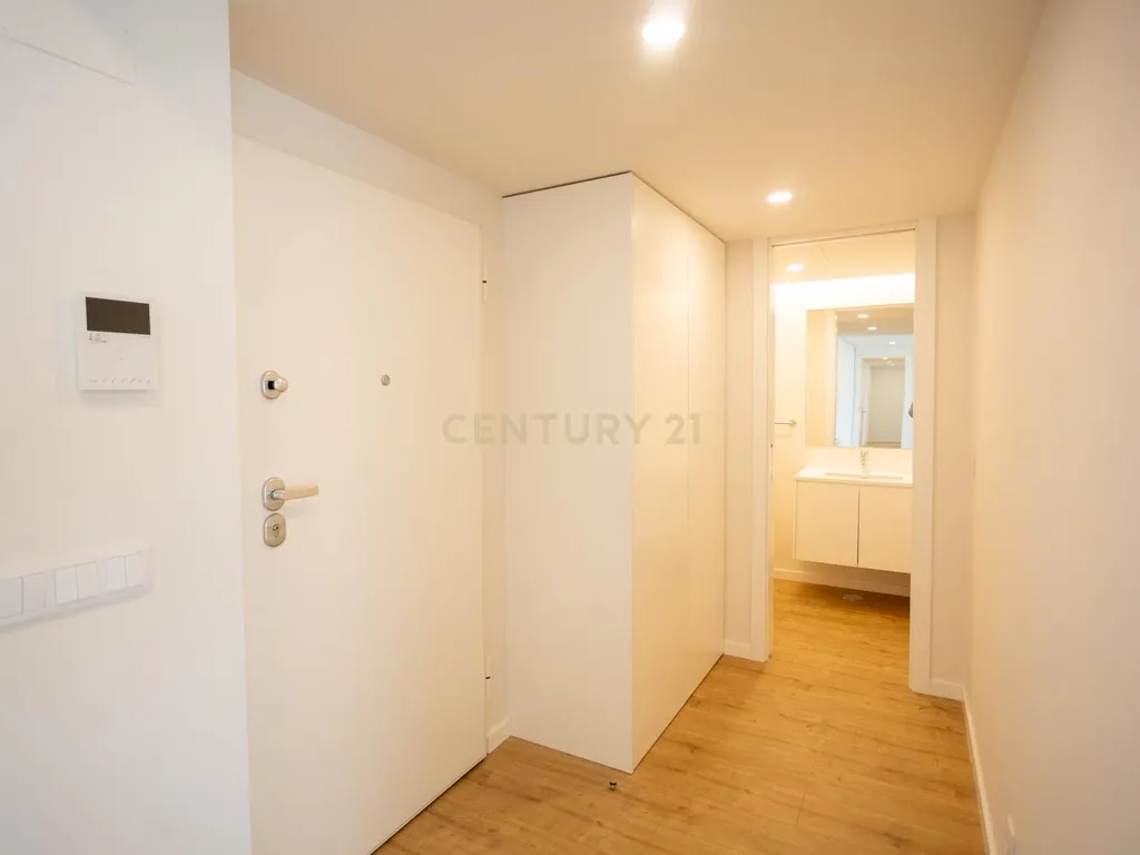 Apartamento T3 com estacionamento e piscina - Areeiro - Image 7