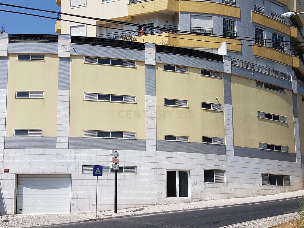Estacionamento coberto e fechado em Casal São Brás, Amadora - Image 1