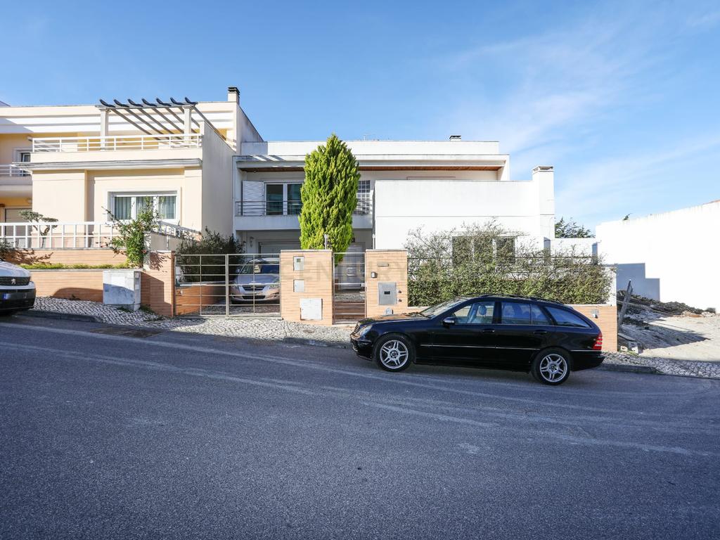 Moradia em Caneças, com piscina, sótao e um anexo com churrasqueira e quarto independente - Image 42