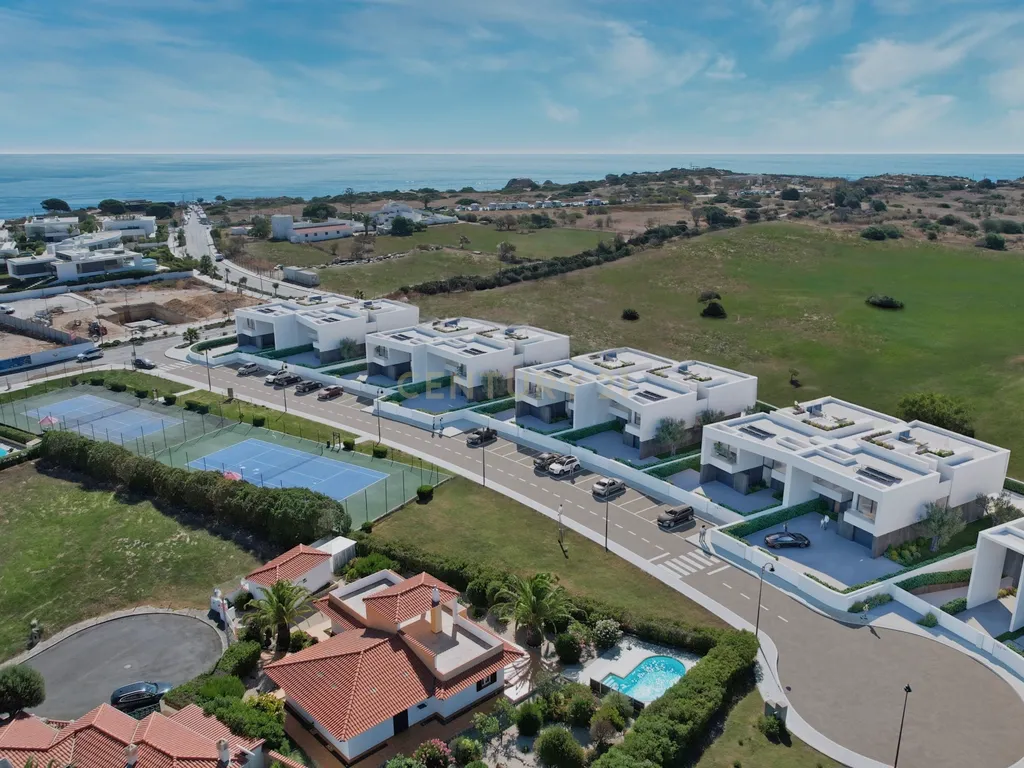 Moradia T4 de Luxo com piscina, em Lagos com Vistas Deslumbrantes para o mar a 300m da Praia. - Image 1