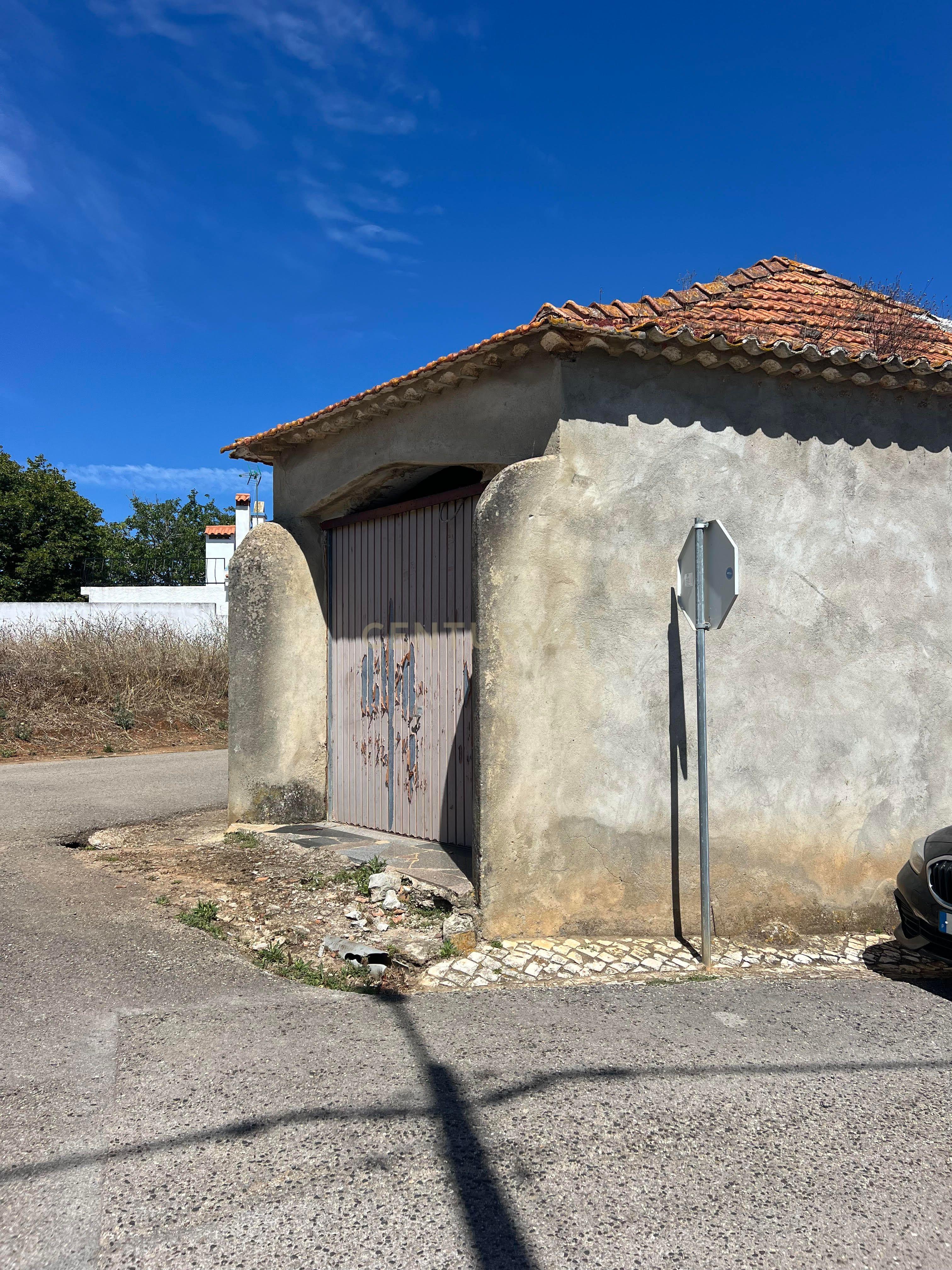 Potencial a 50km de Lisboa: Casa para Renovar com Amplo Logradouro numa Vila Tranquila - Image 4