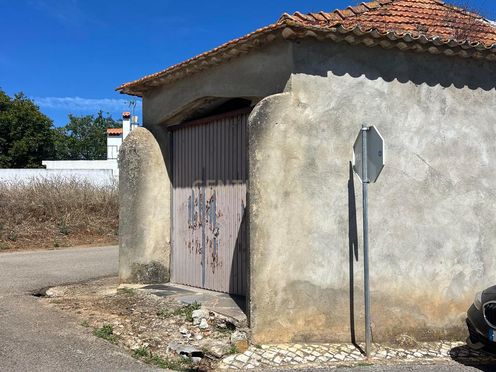 Potencial a 50km de Lisboa: Casa para Renovar com Amplo Logradouro numa Vila Tranquila - Image 4