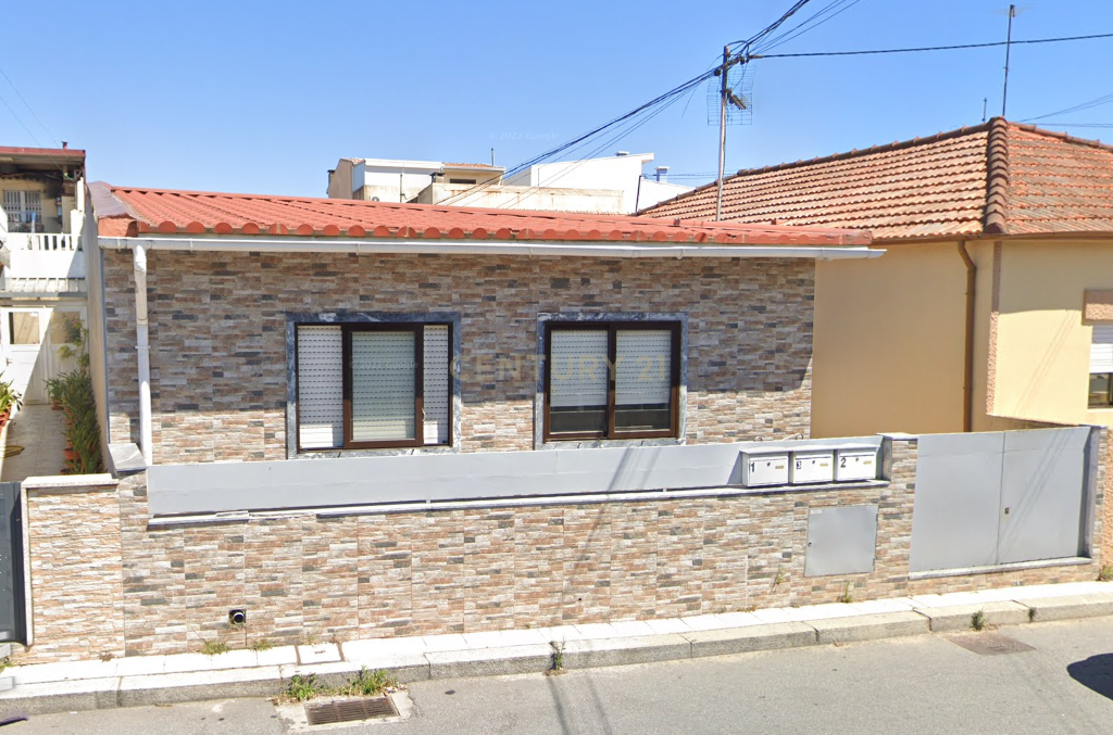 3 Moradias em Santa Cruz do Bispo - Image 1